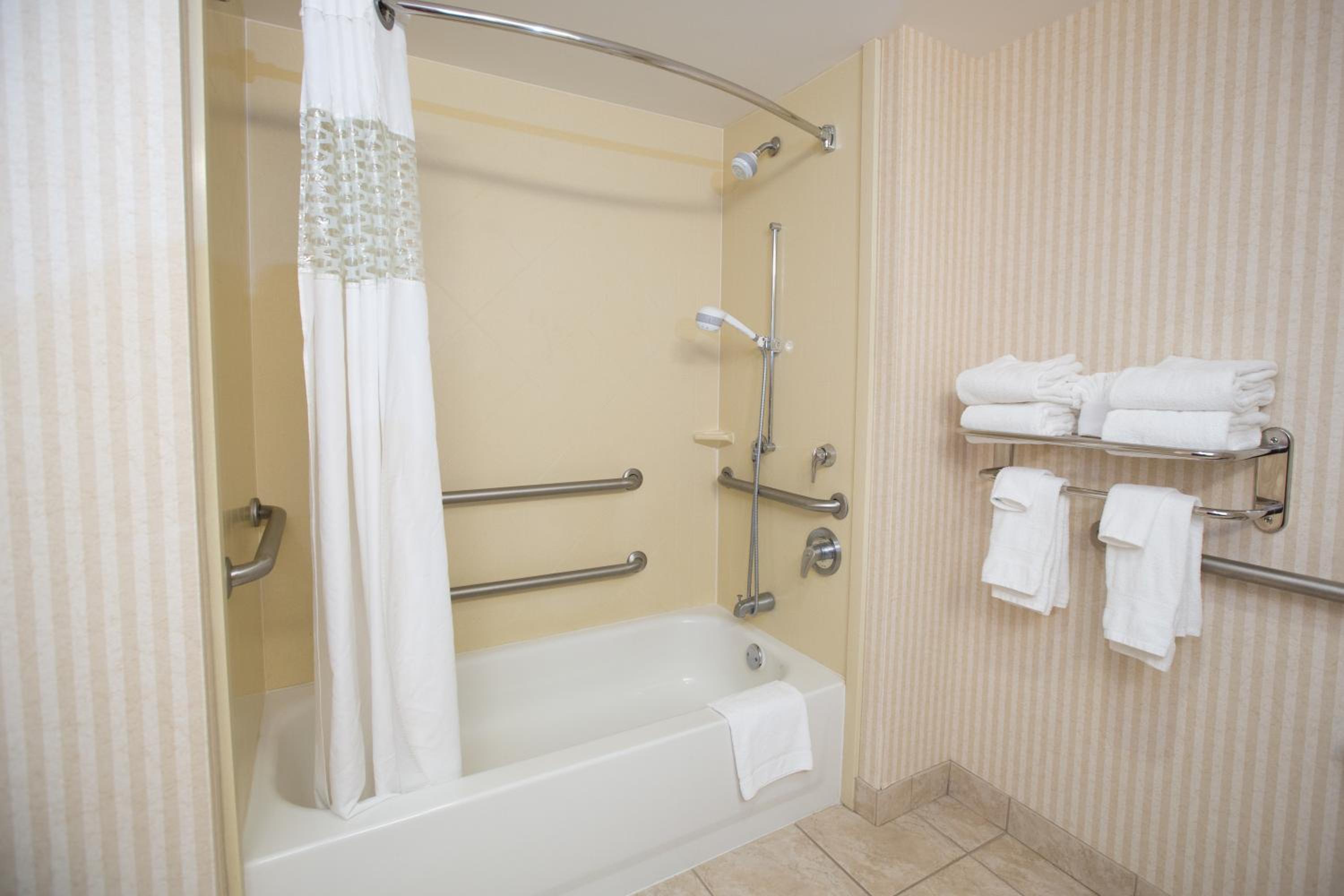 King Room with Accessible Tub - Mobility and Hearing Access/Non-Smoking - Photo 2
