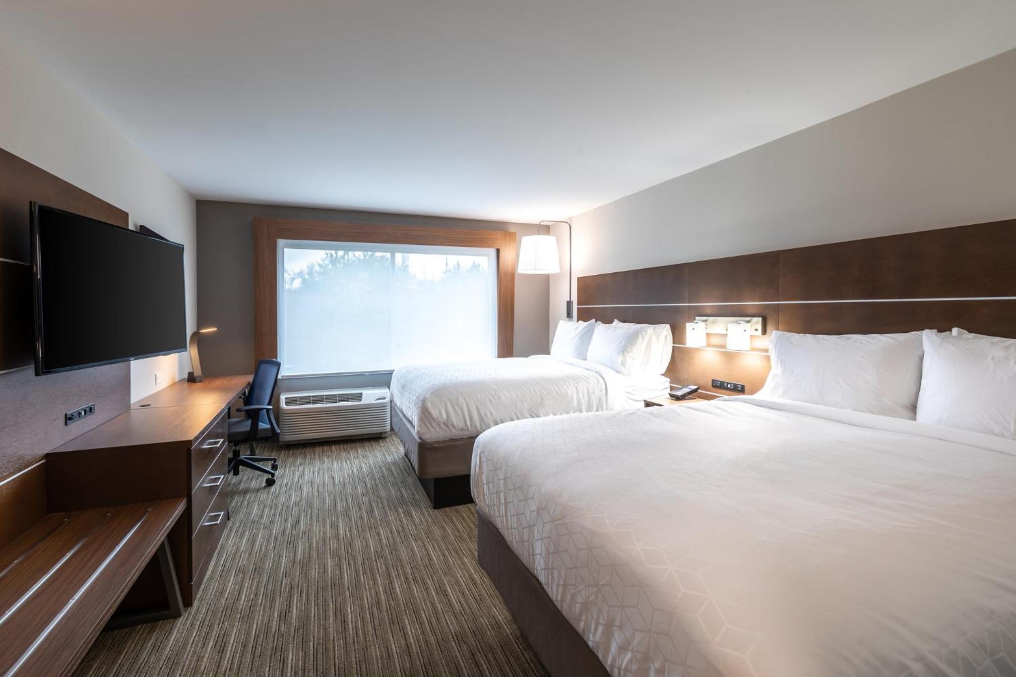 Standard Queen Room with Two Queen Beds - Communications Accessible photo 2