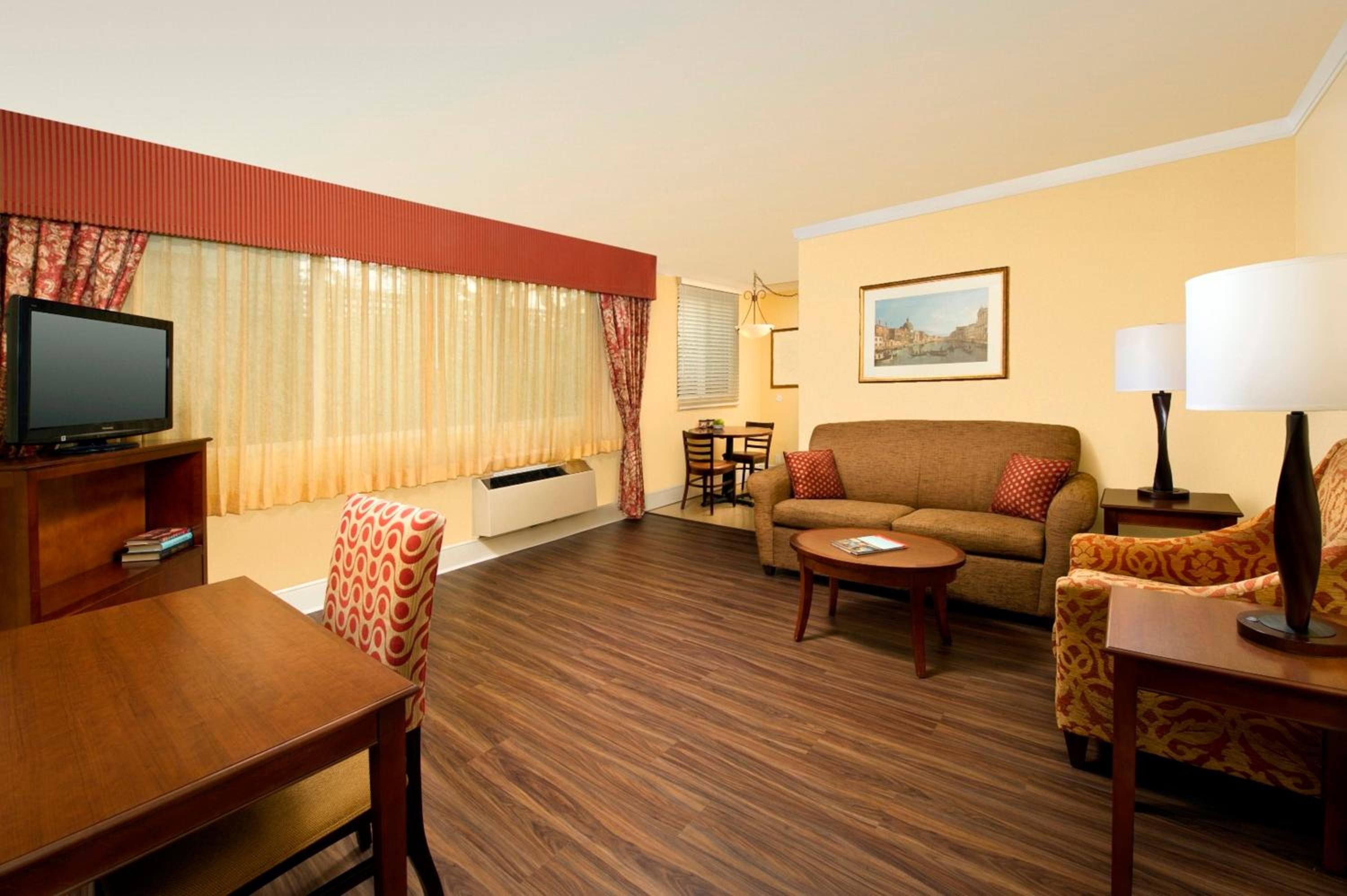 Deluxe One King Bedroom Suite  - Photo 9