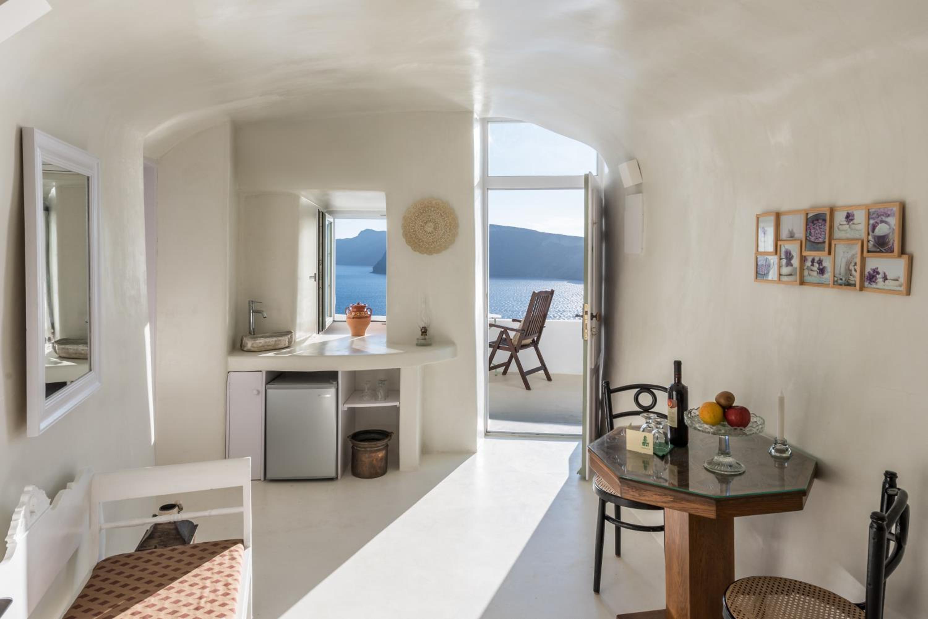 Cave Nest Junior Suite with Caldera View *access via numerous steps photo 2