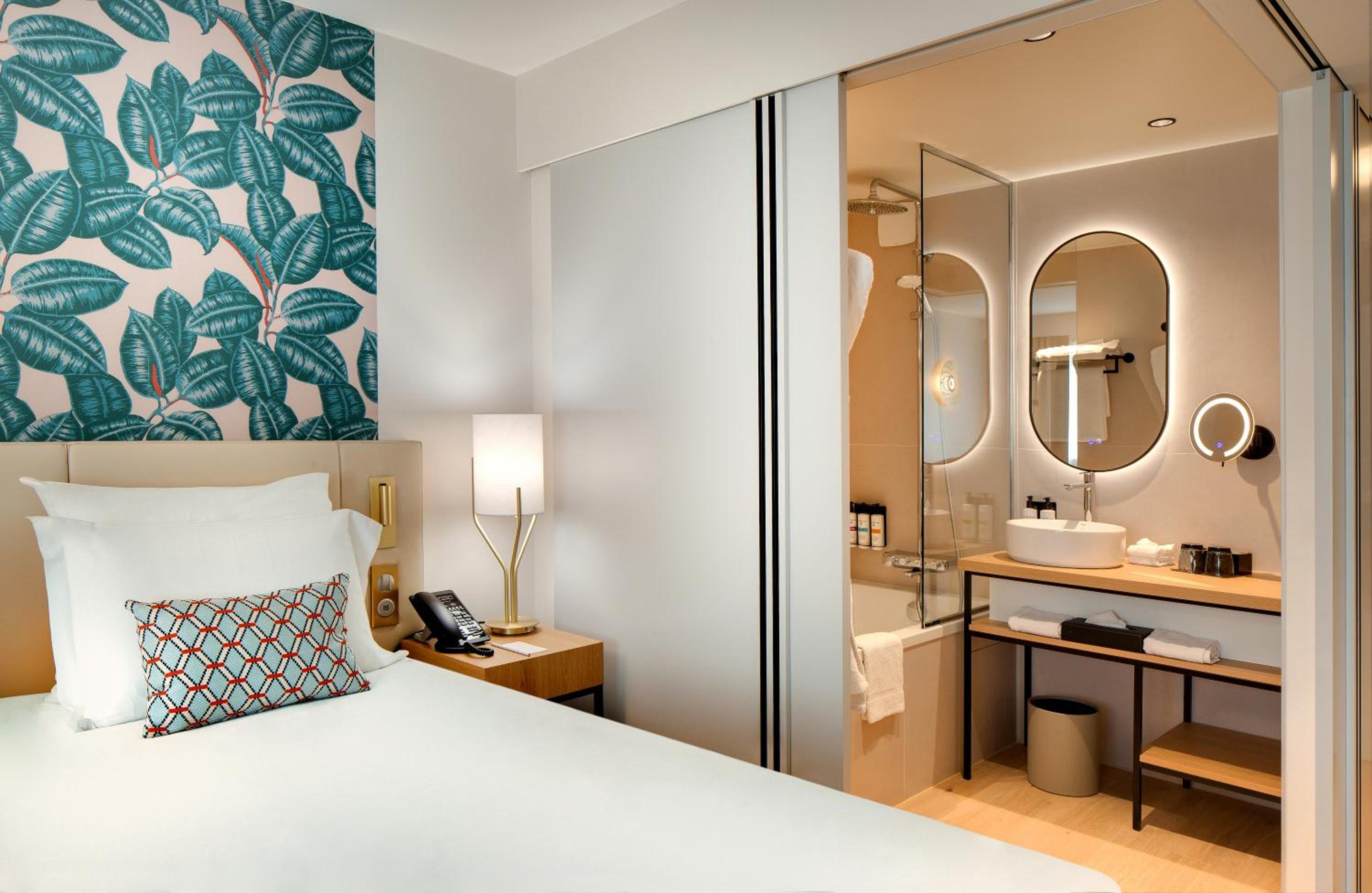 Deluxe Room with Two Single Size Beds - Photo 5
