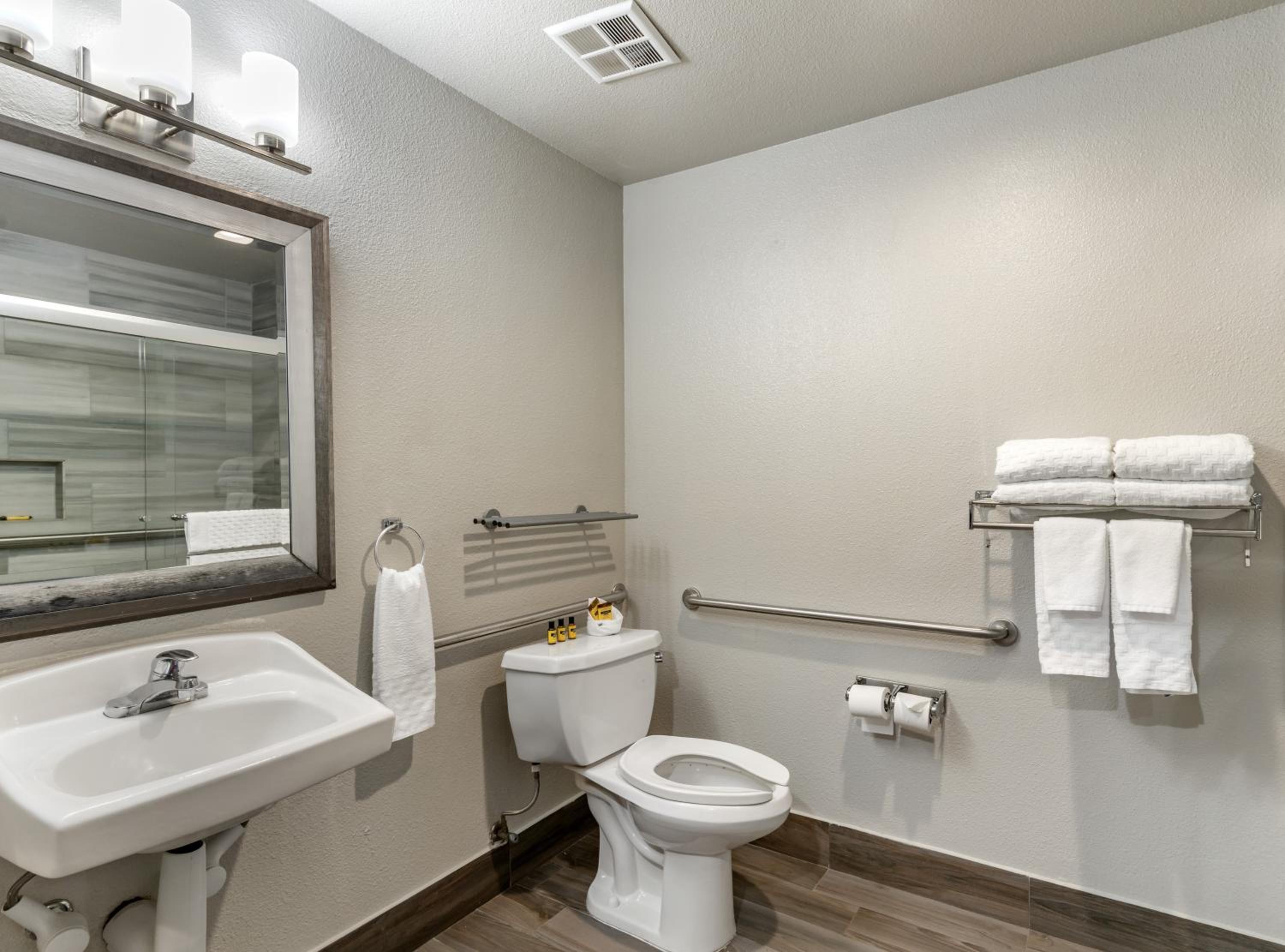 King Room with Bath Tub - Mobility Accessible/Non-Smoking - Photo 4