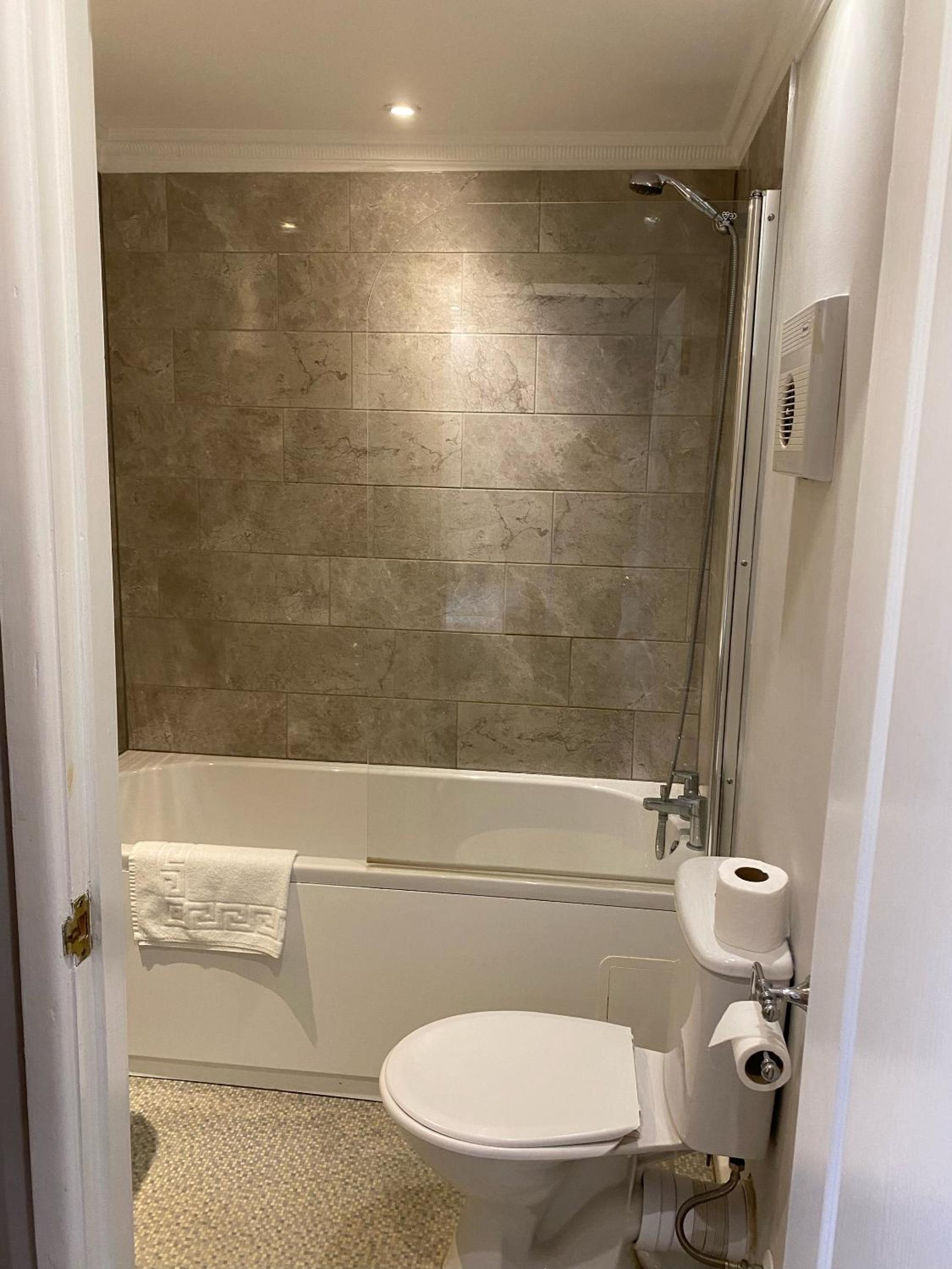 Standard Twin Room - Photo 6