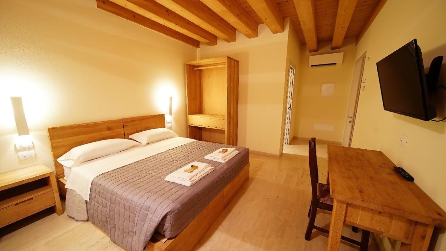 Large Double Room photo 3