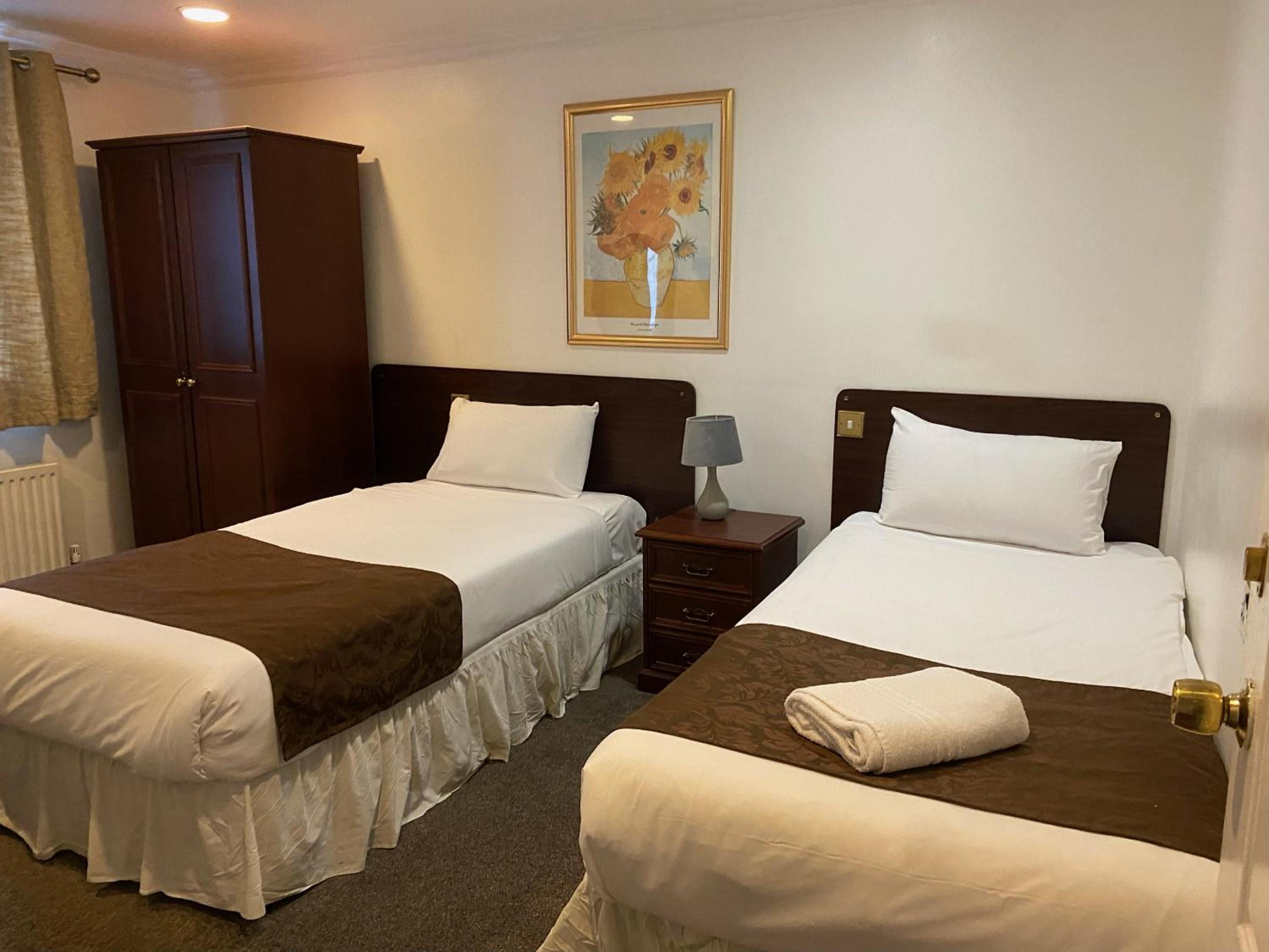Standard Twin Room - Photo 2