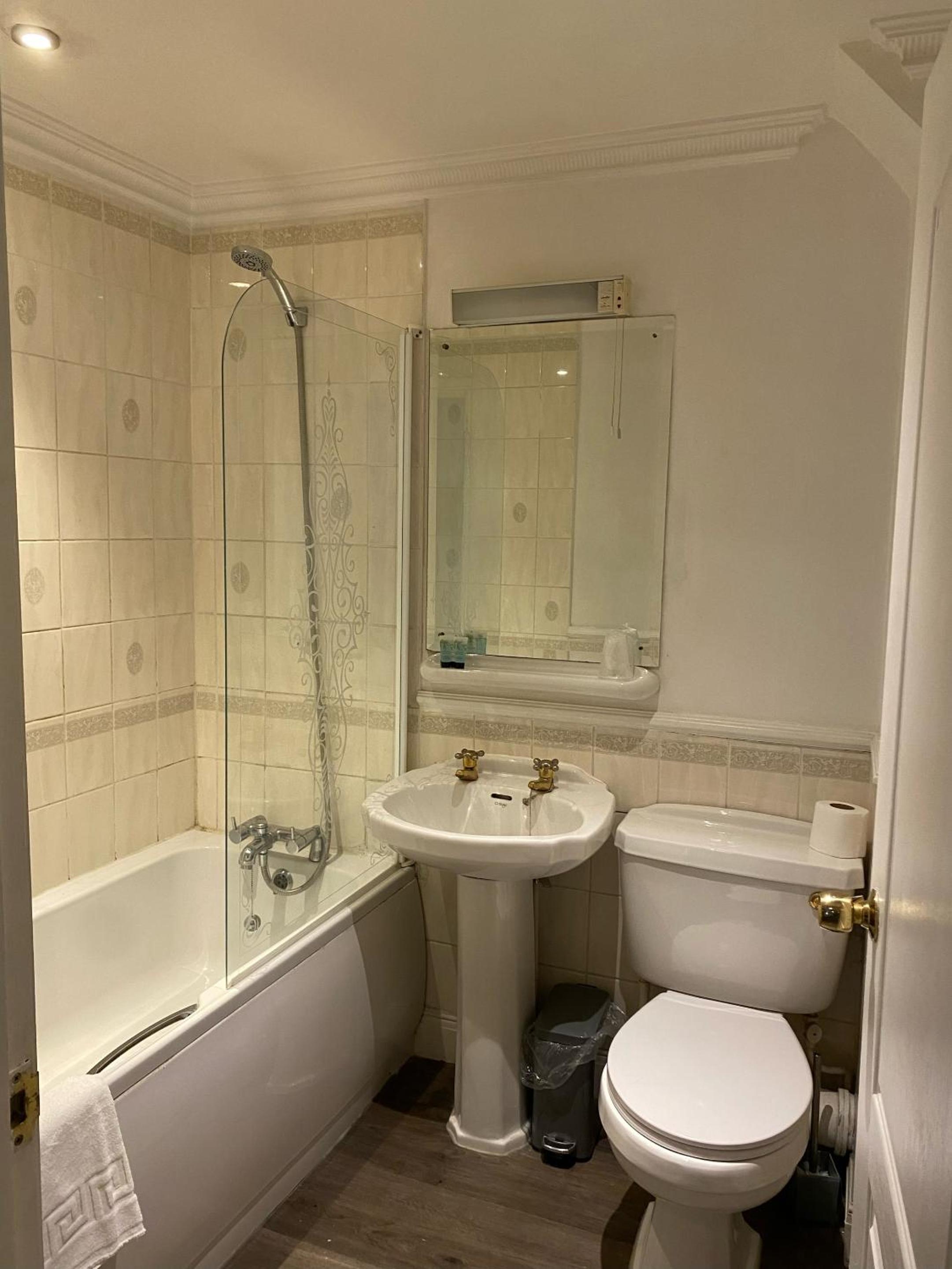 Standard Twin Room - Photo 3
