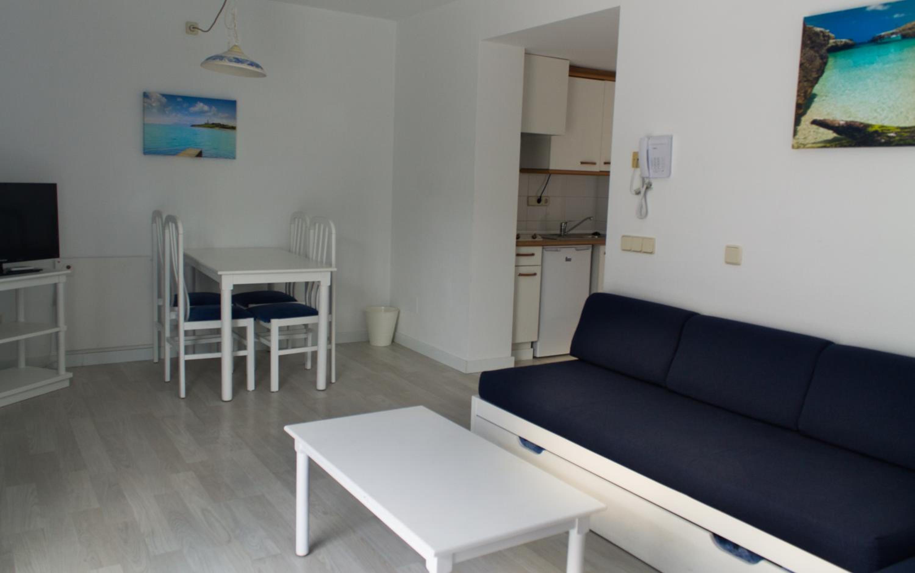 One-Bedroom Apartment - Photo 2