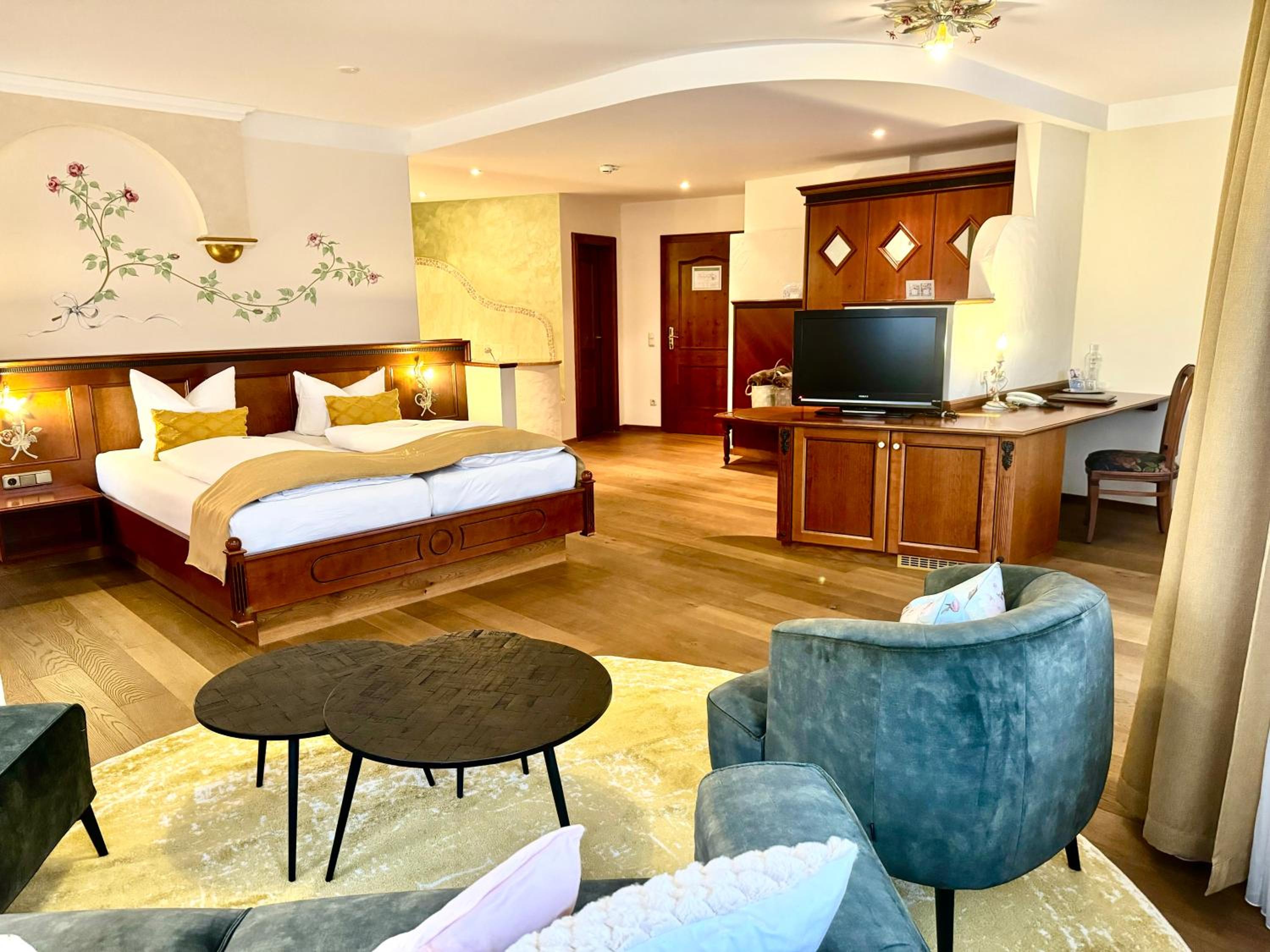 Suite with Hot Tub - Photo 1