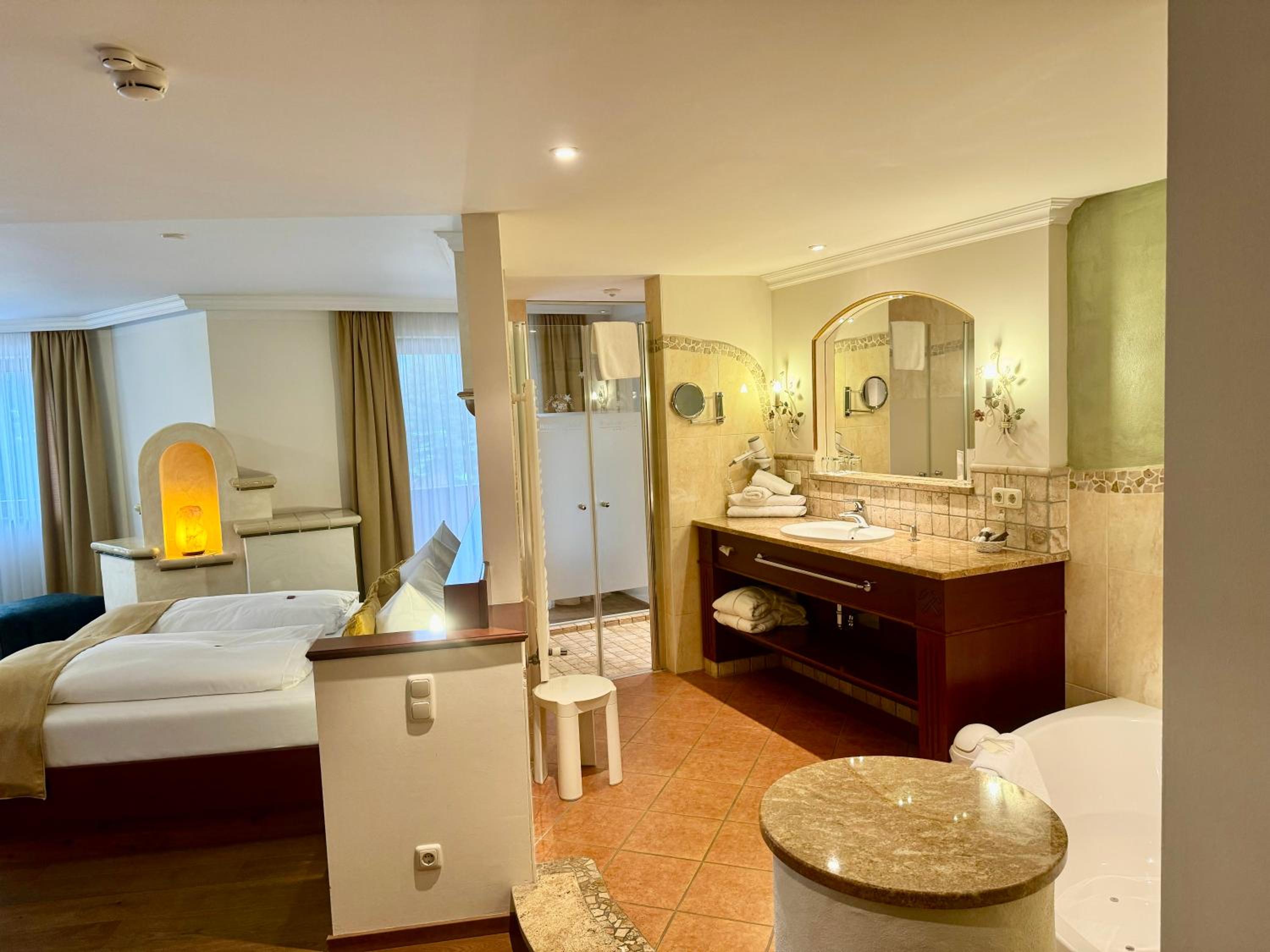 Suite with Hot Tub - Photo 3