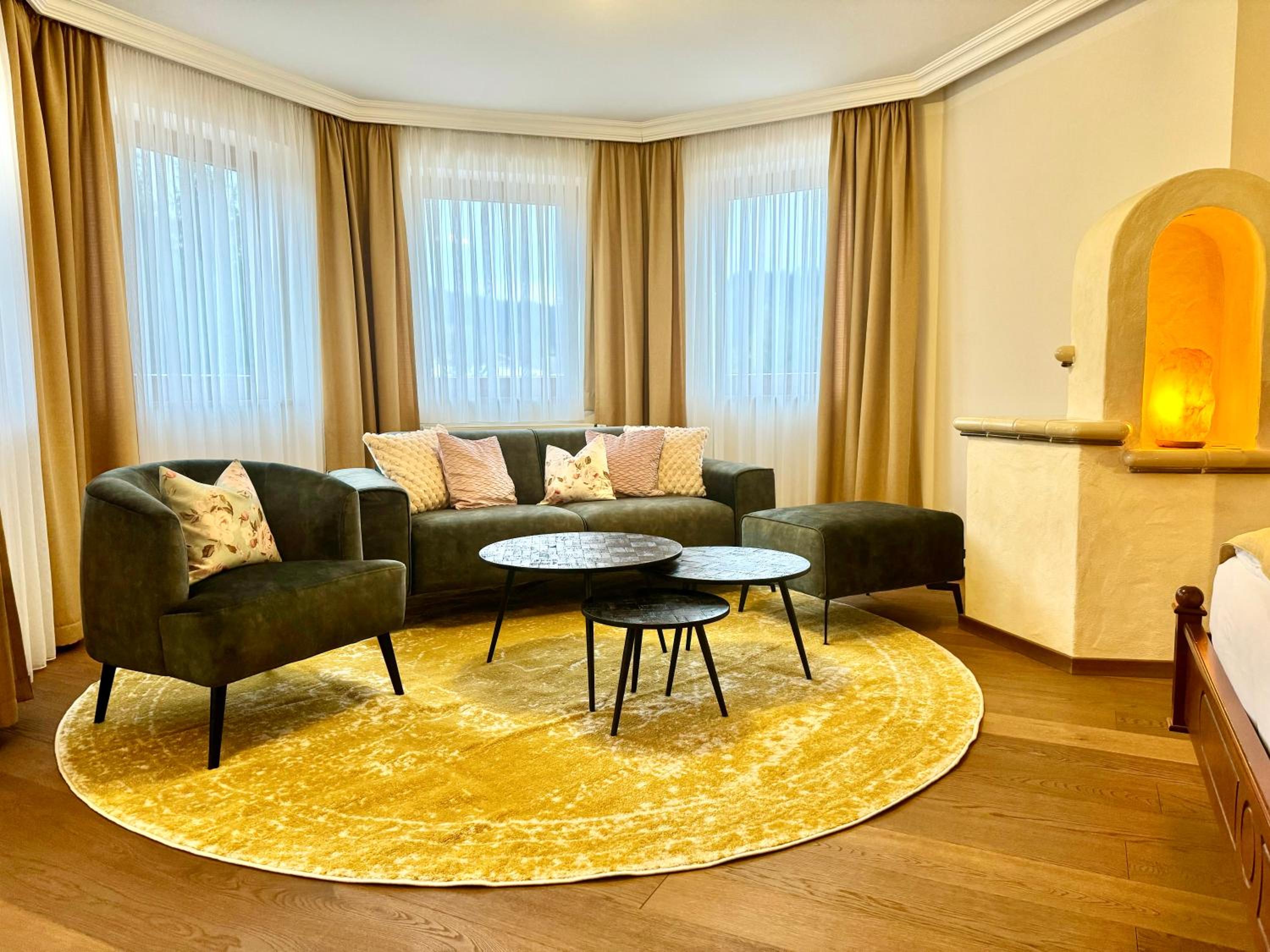 Suite with Hot Tub - Photo 4