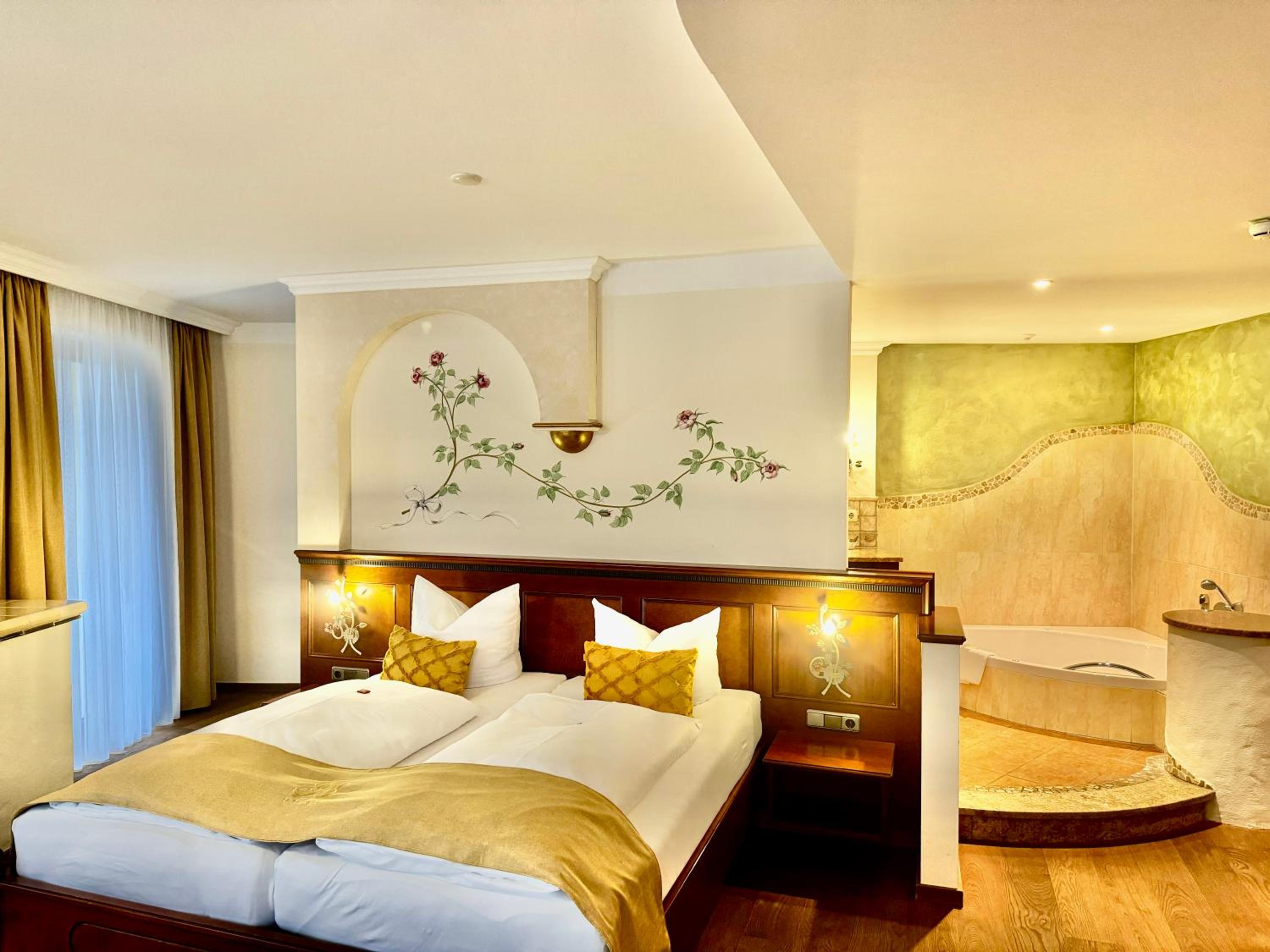 Suite with Hot Tub - Photo 5