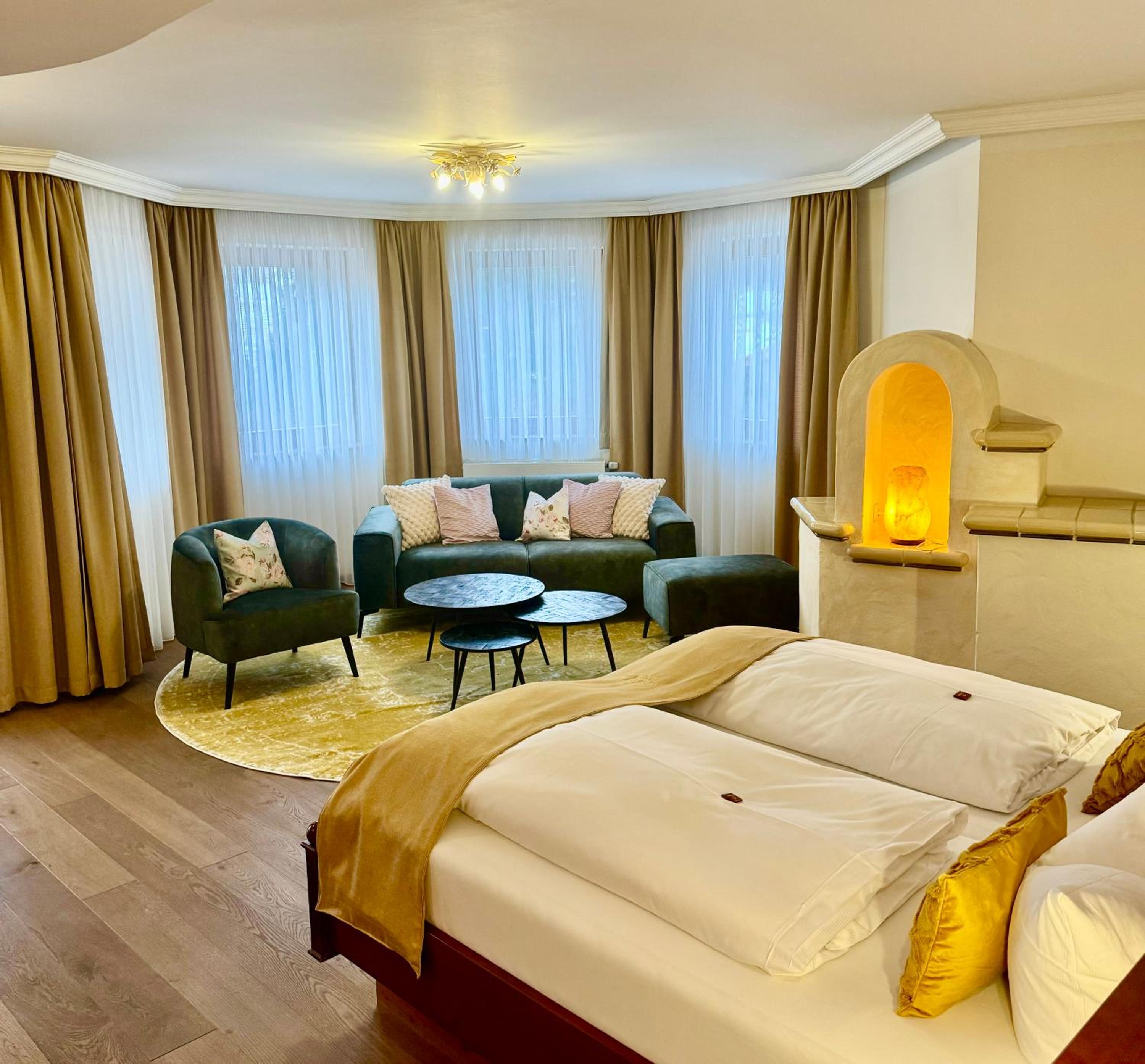 Suite with Hot Tub - Photo 2