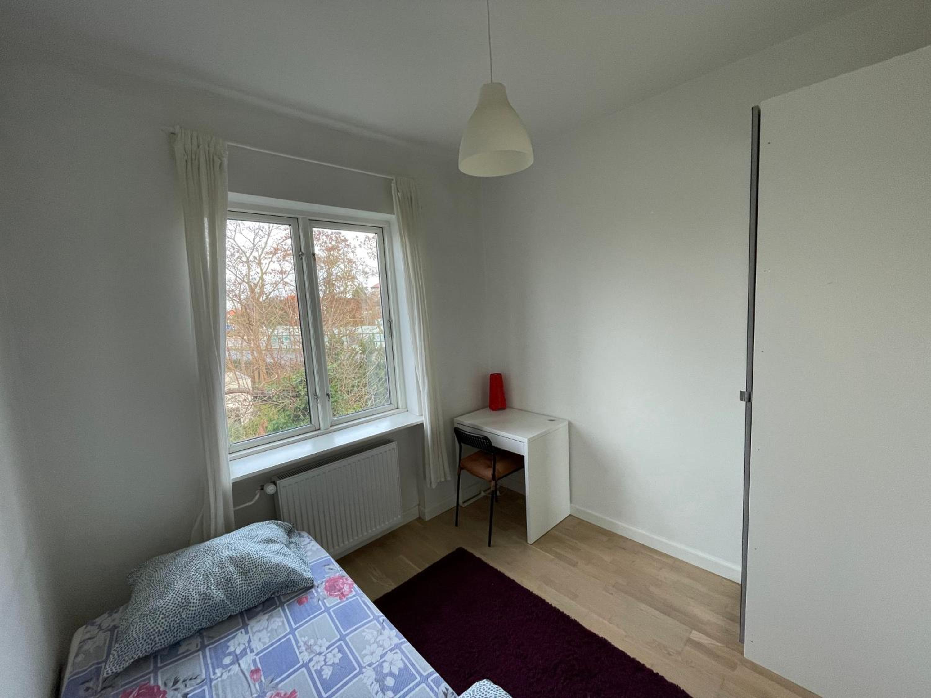 Single Room With Shared Bathroom photo 3
