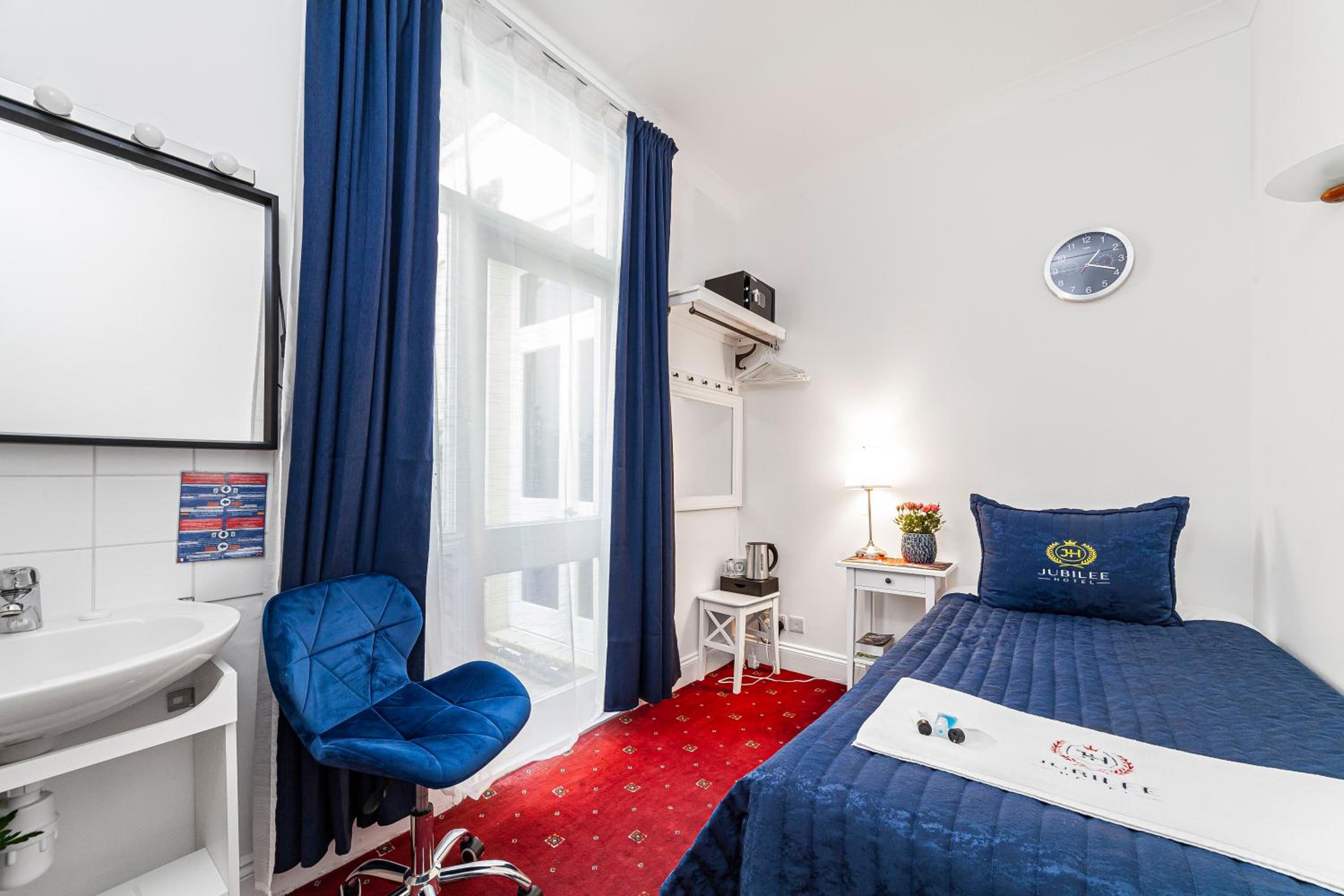 Single Room with Shared Shower and Toilet photo 1