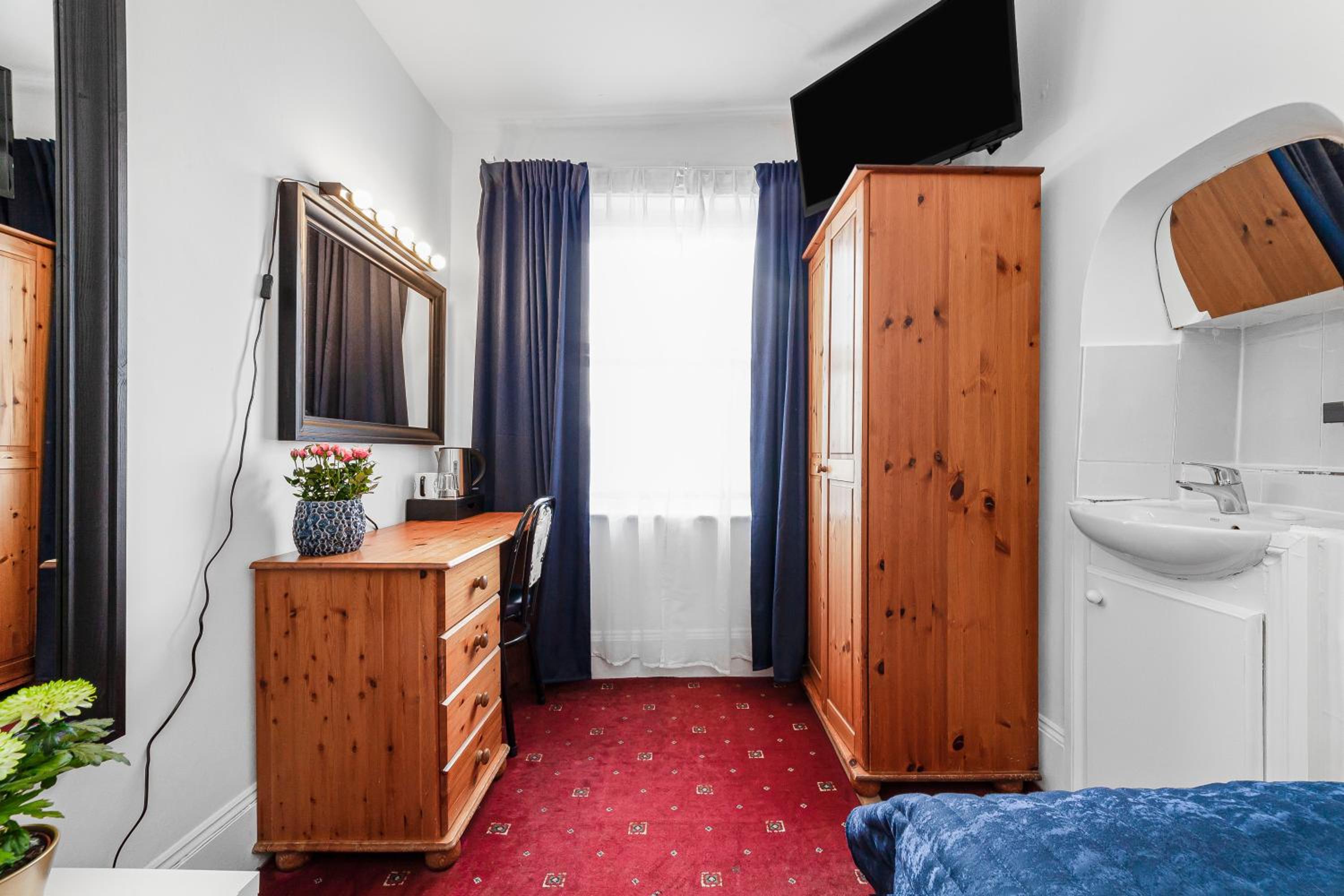 Single Room with Shared Shower and Toilet photo 3