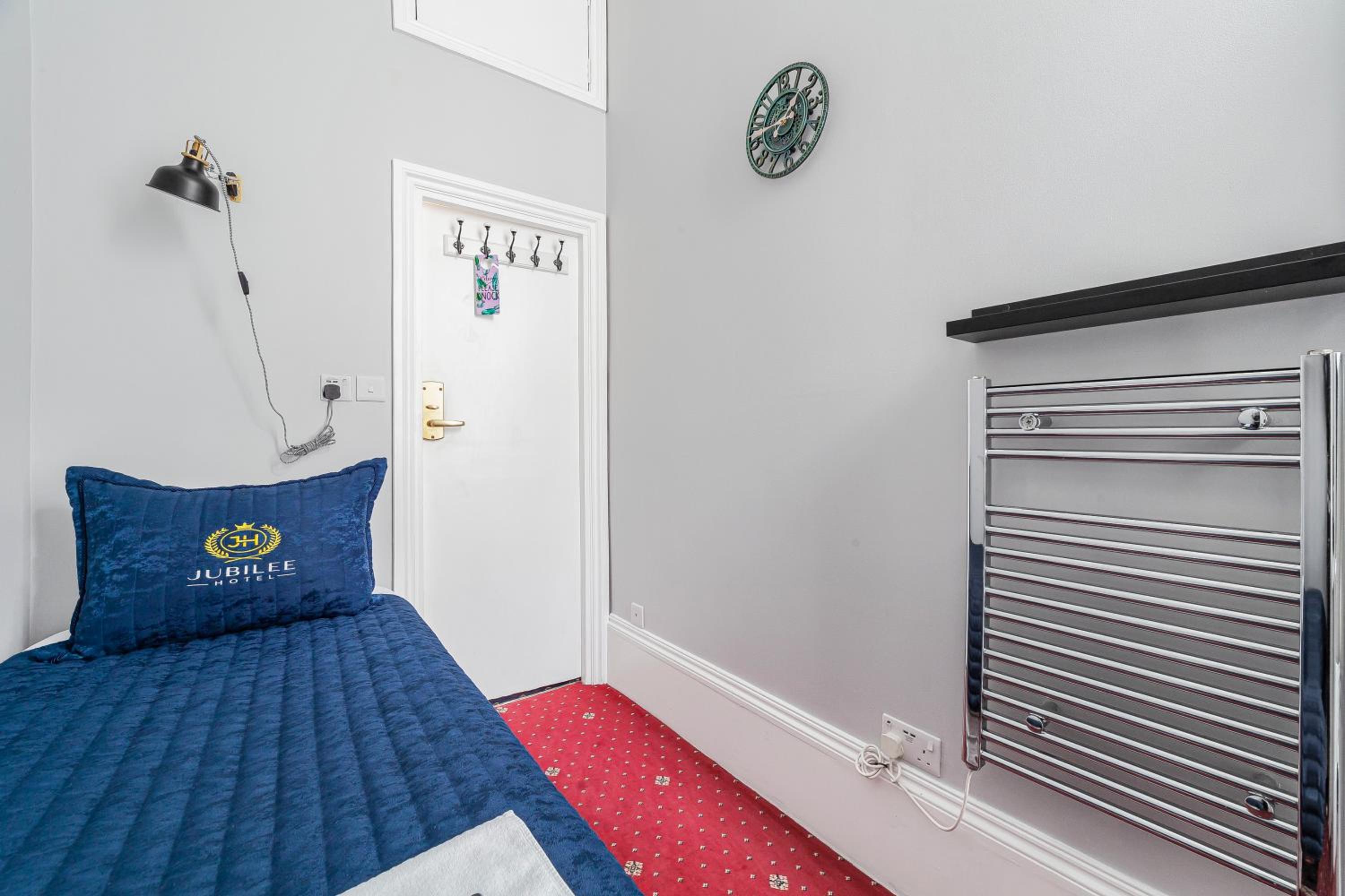 Single Room with Shared Shower and Toilet photo 2