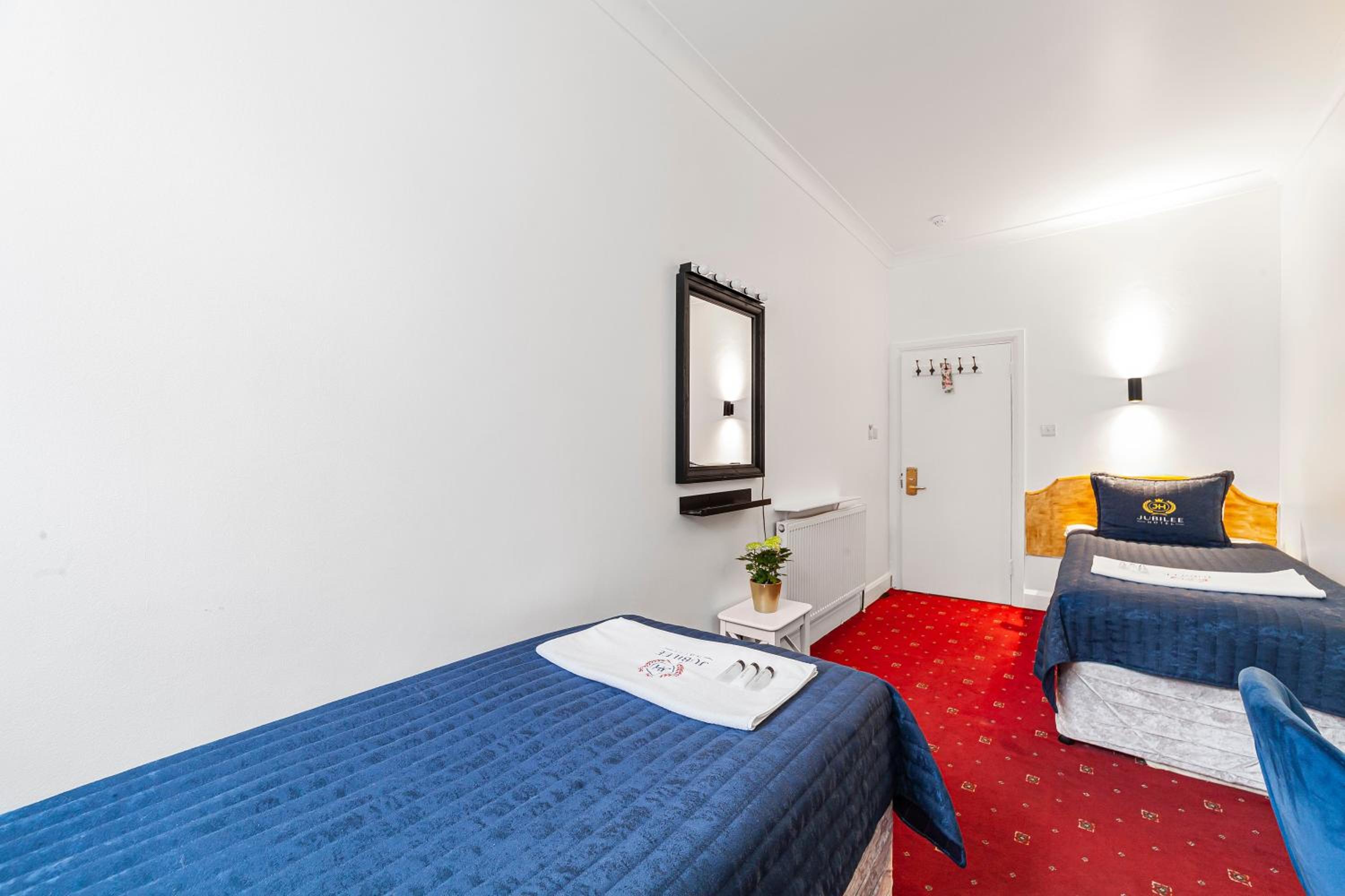 Standard Twin Room With Shared Bathroom photo 2
