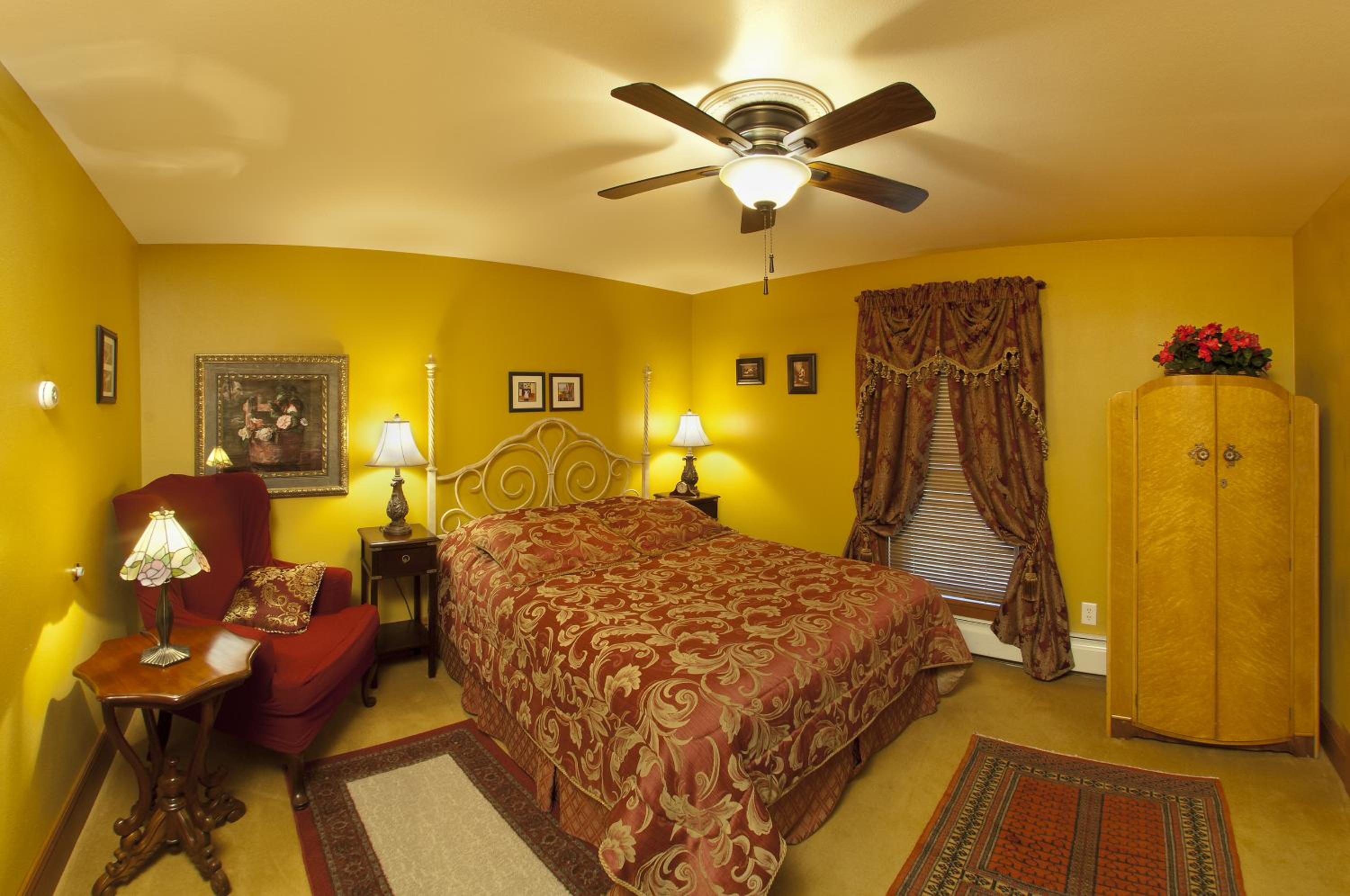 Queen Room photo 2