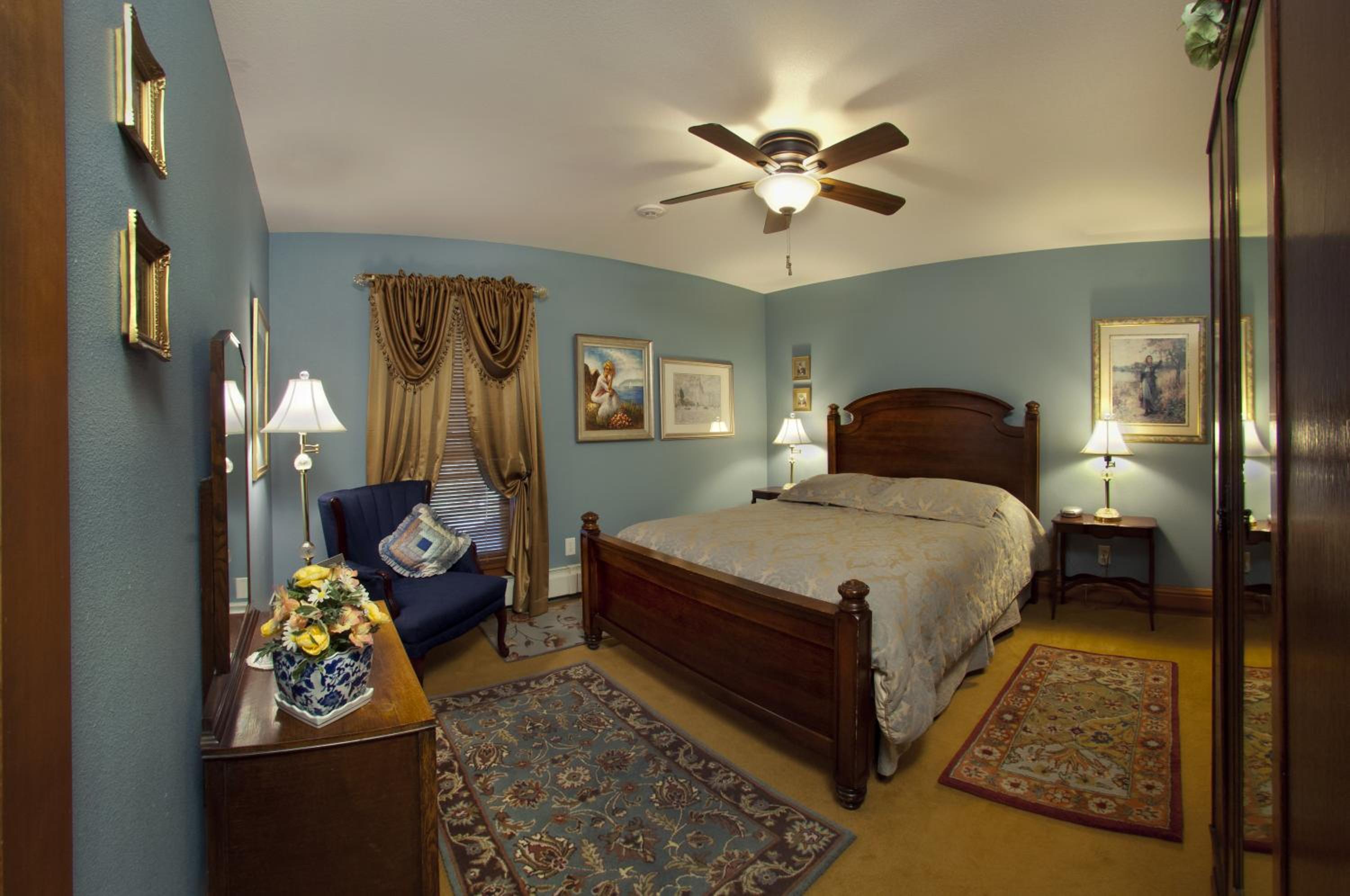 Queen Room photo 1