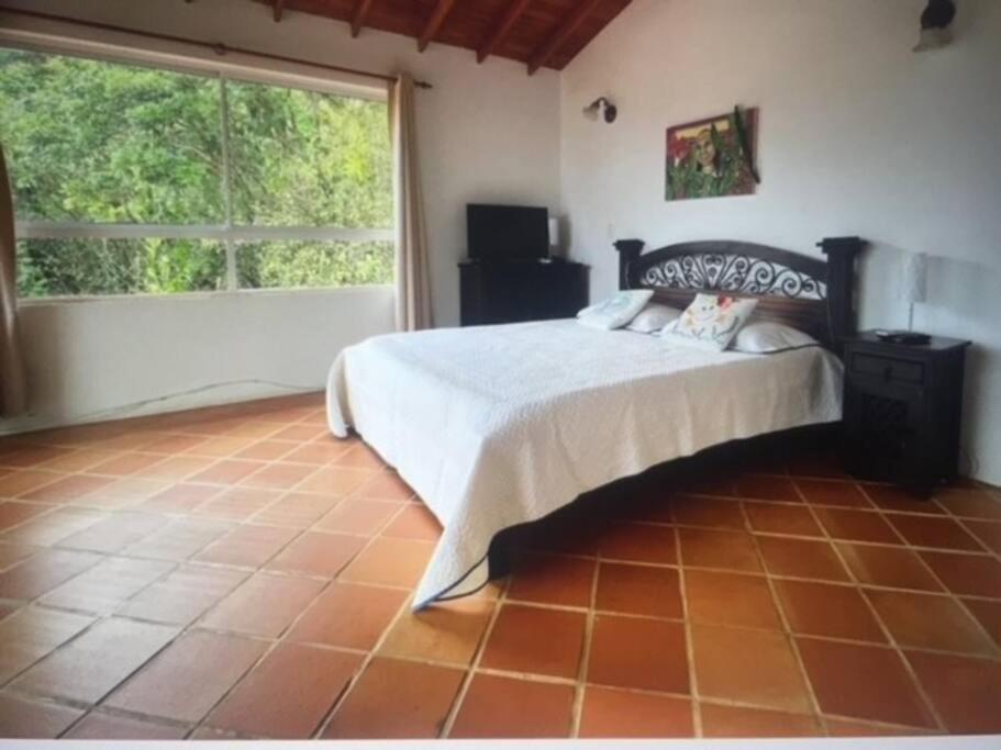Five-Bedroom House photo 1