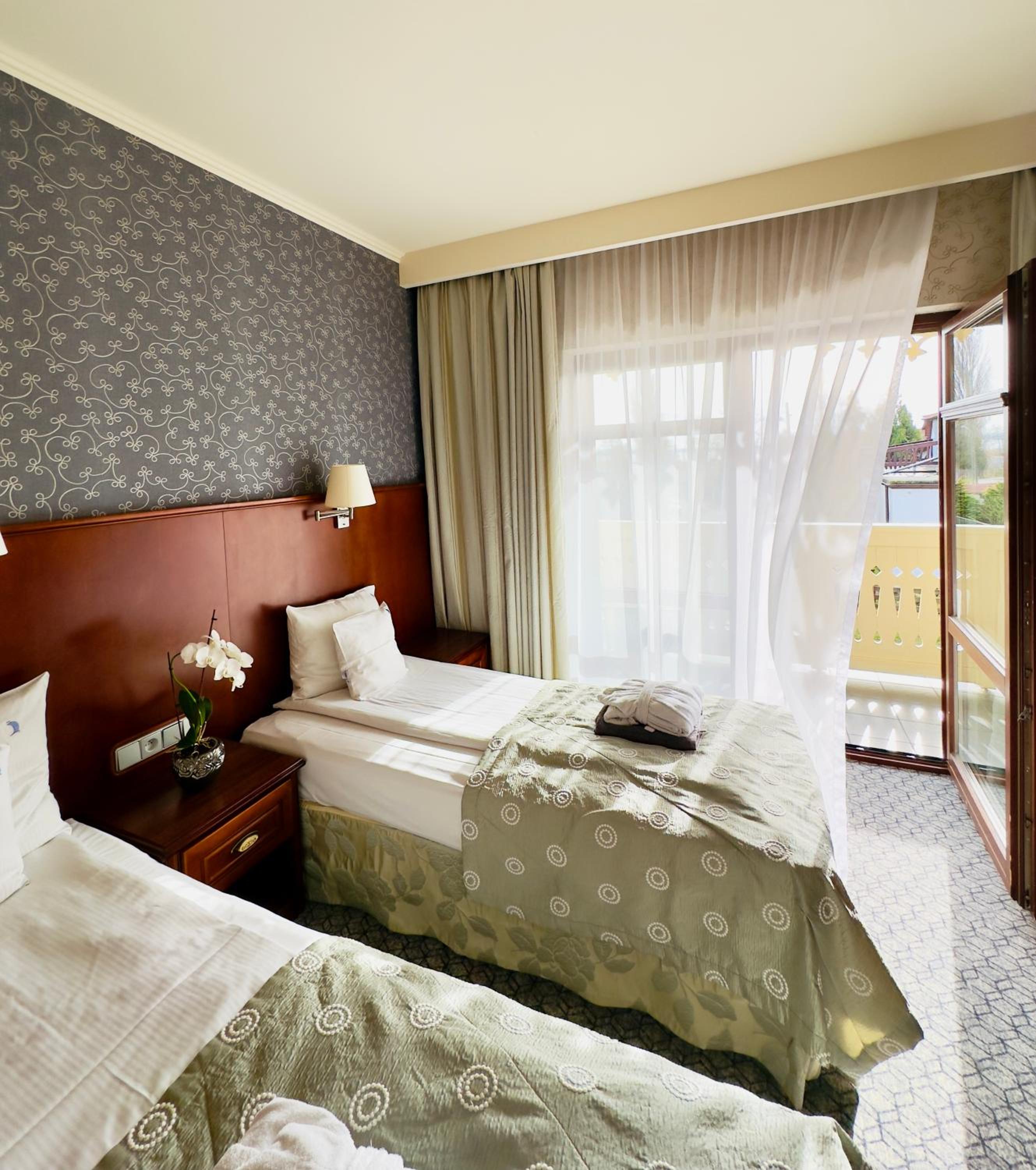 Standard Double or Twin Room - Photo 10