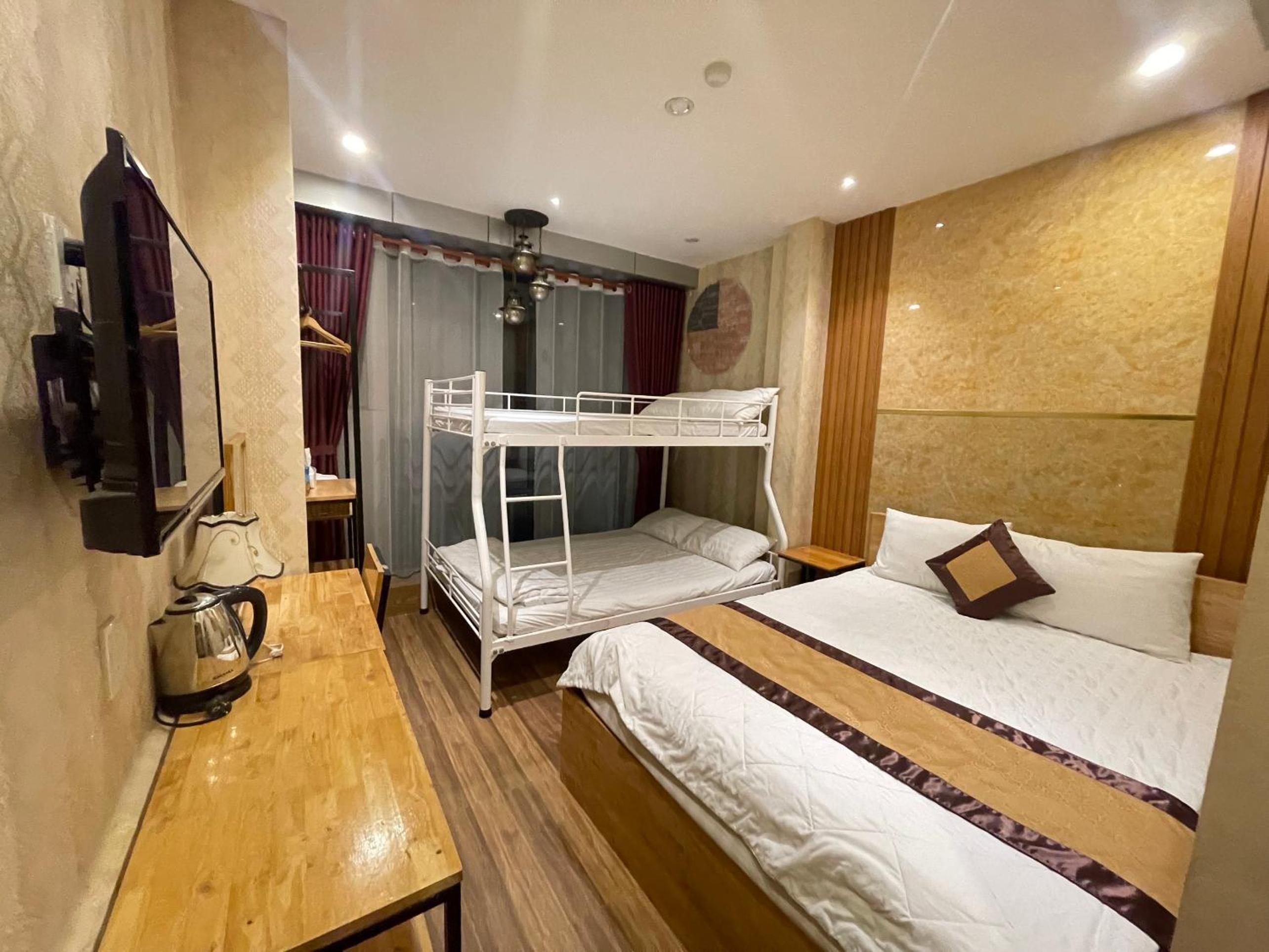 Quadruple Room with Balcony - Photo 3