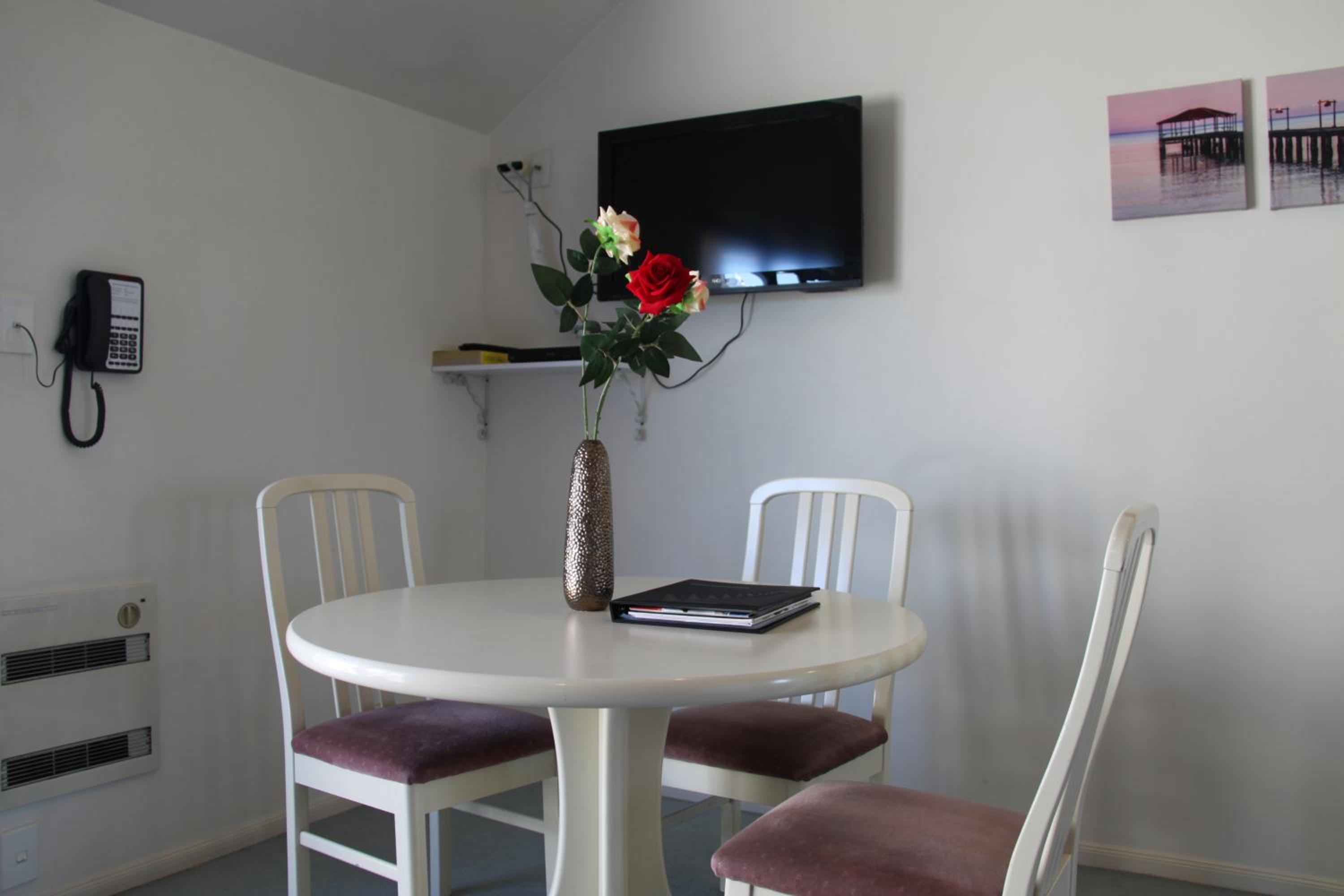 One-Bedroom Apartment (5 Adults) photo 3
