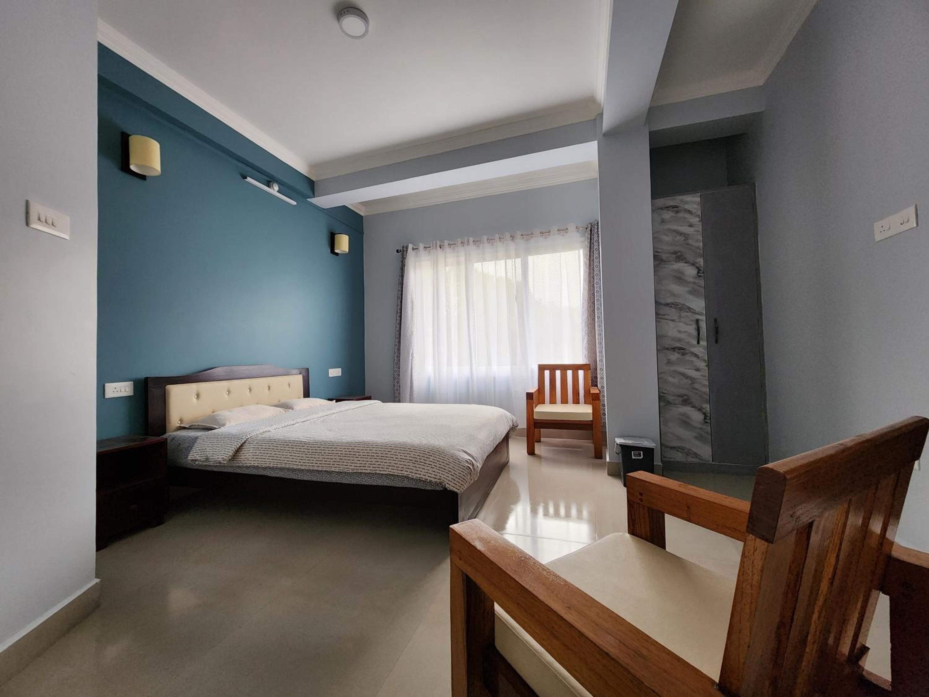 Deluxe Queen Room - Photo 8