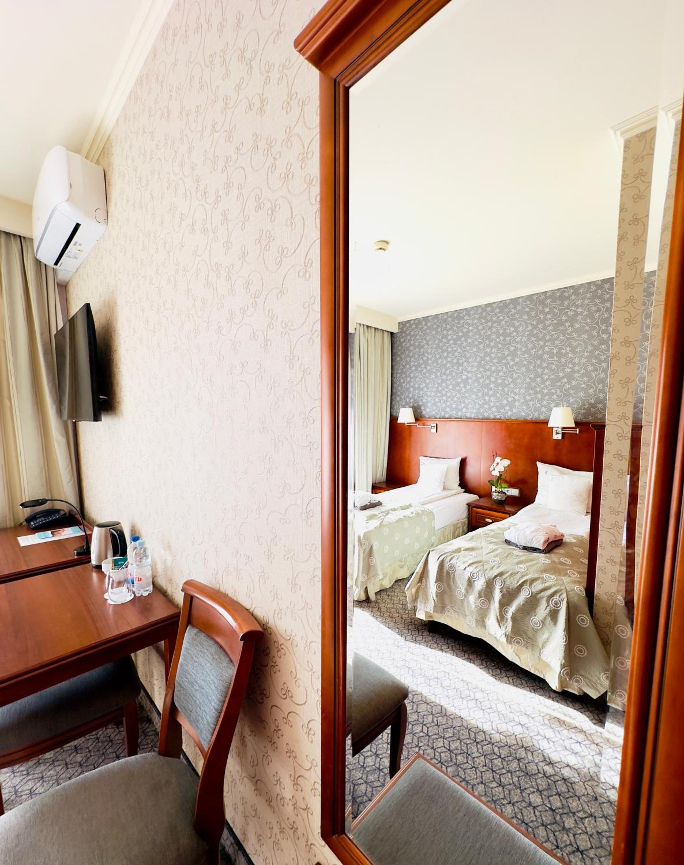 Standard Double or Twin Room - Photo 8