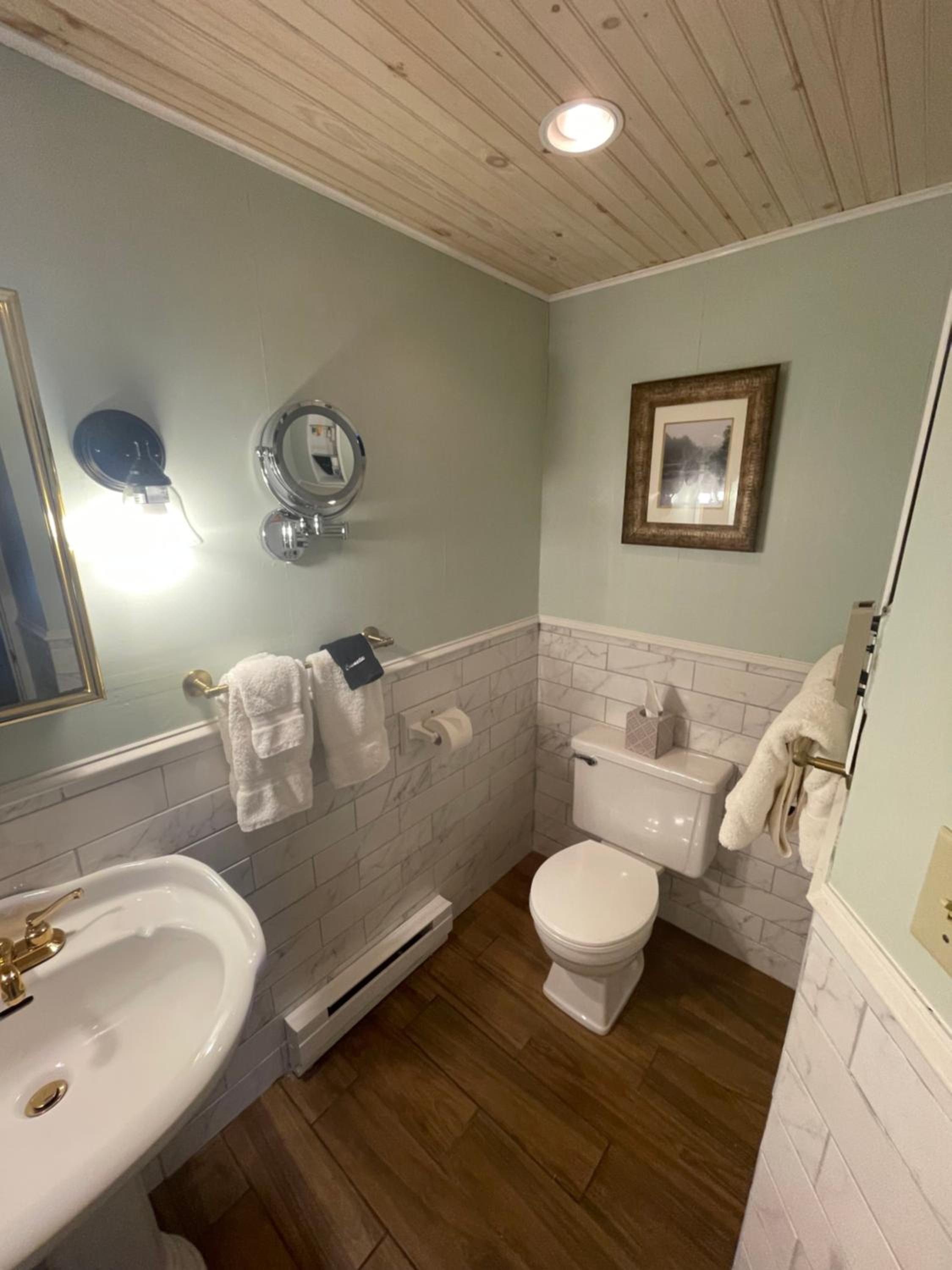 Deluxe Queen Room with Spa Bath photo 2