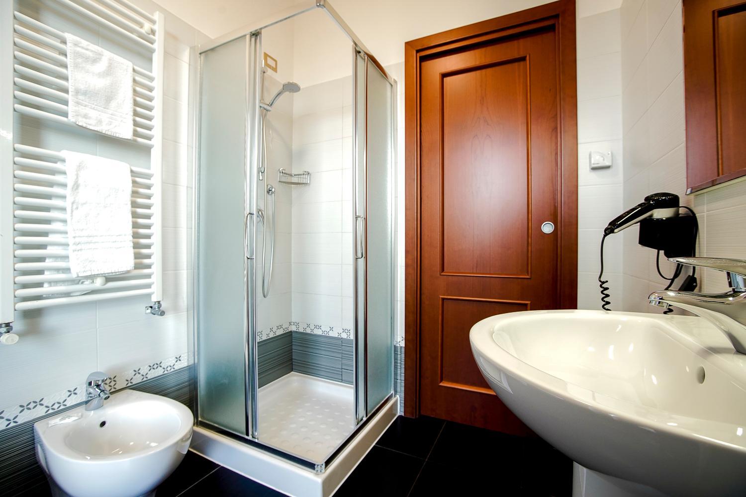 Double Room - Photo 7