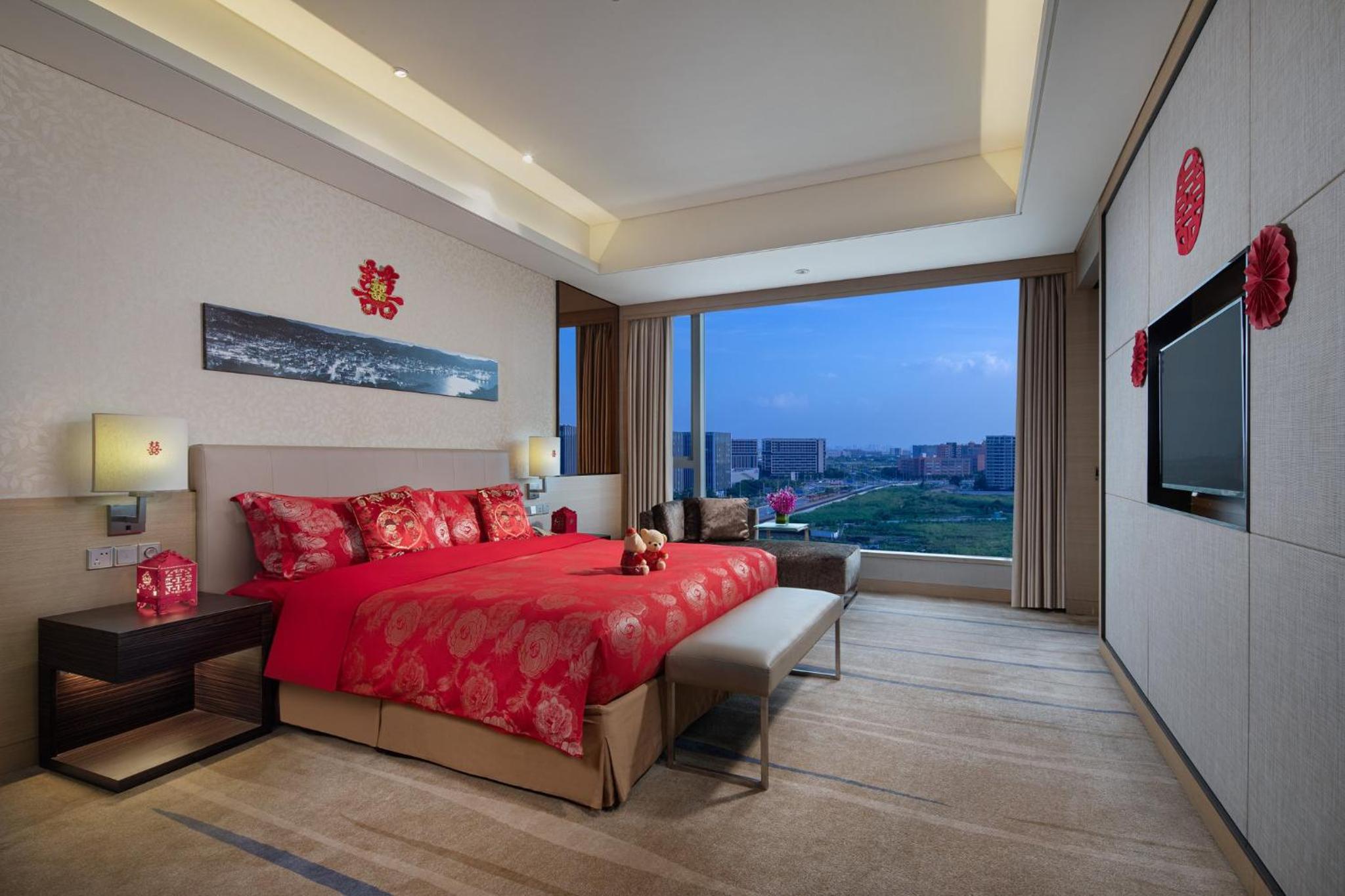 One-Bedroom Suite Lounge Access