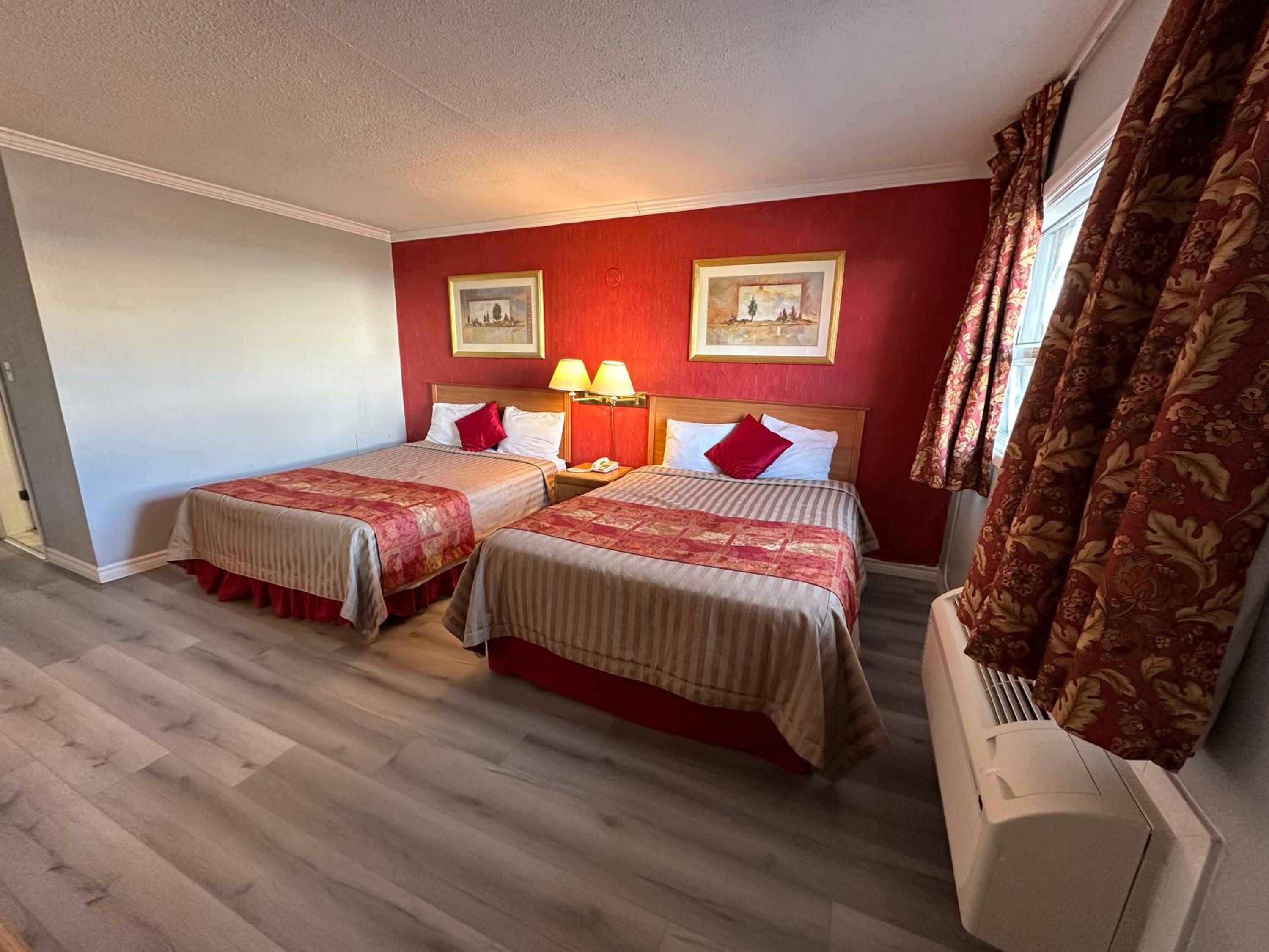 Queen Room With Two Queen Beds photo 3
