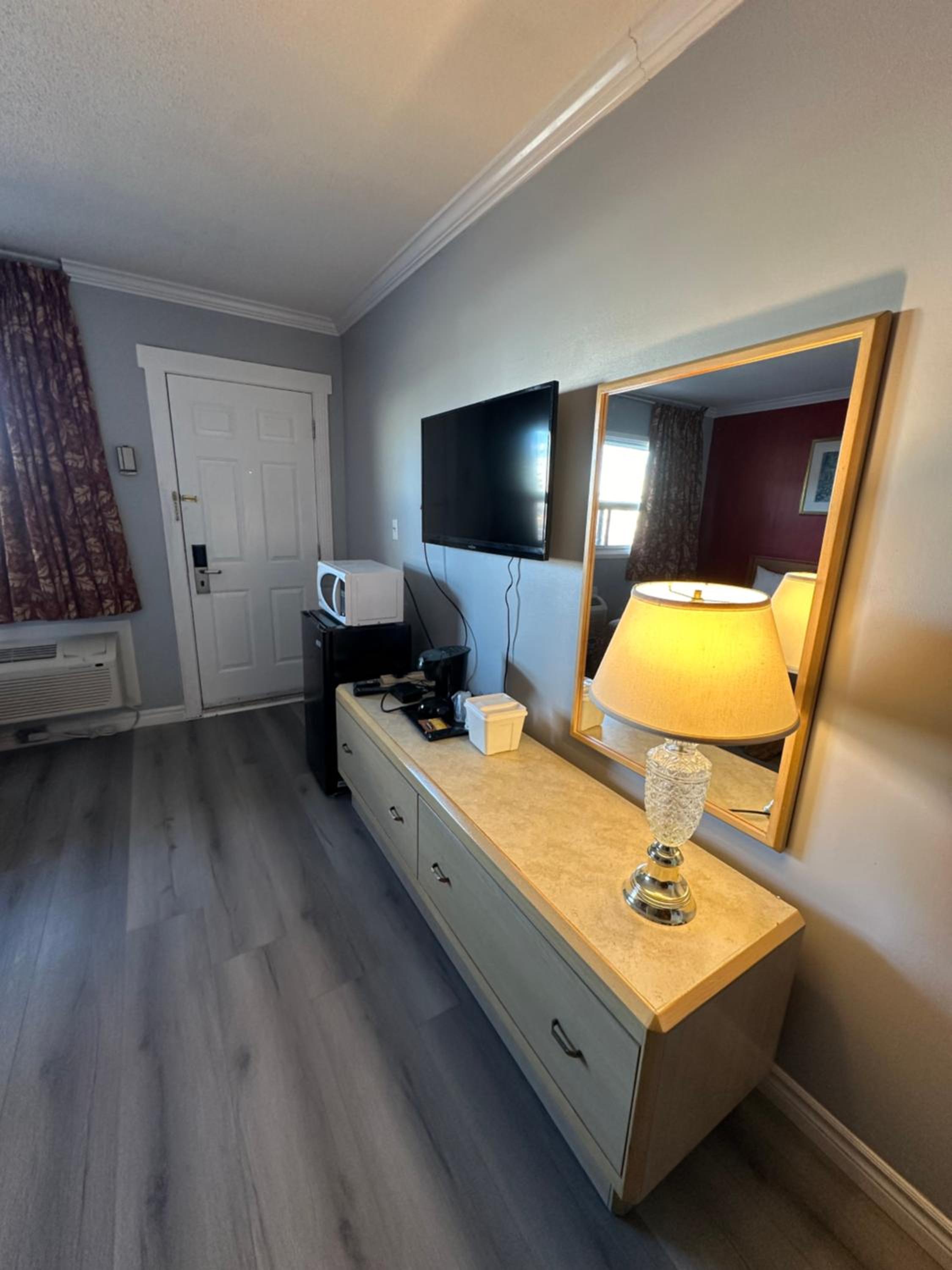 Queen Room photo 2