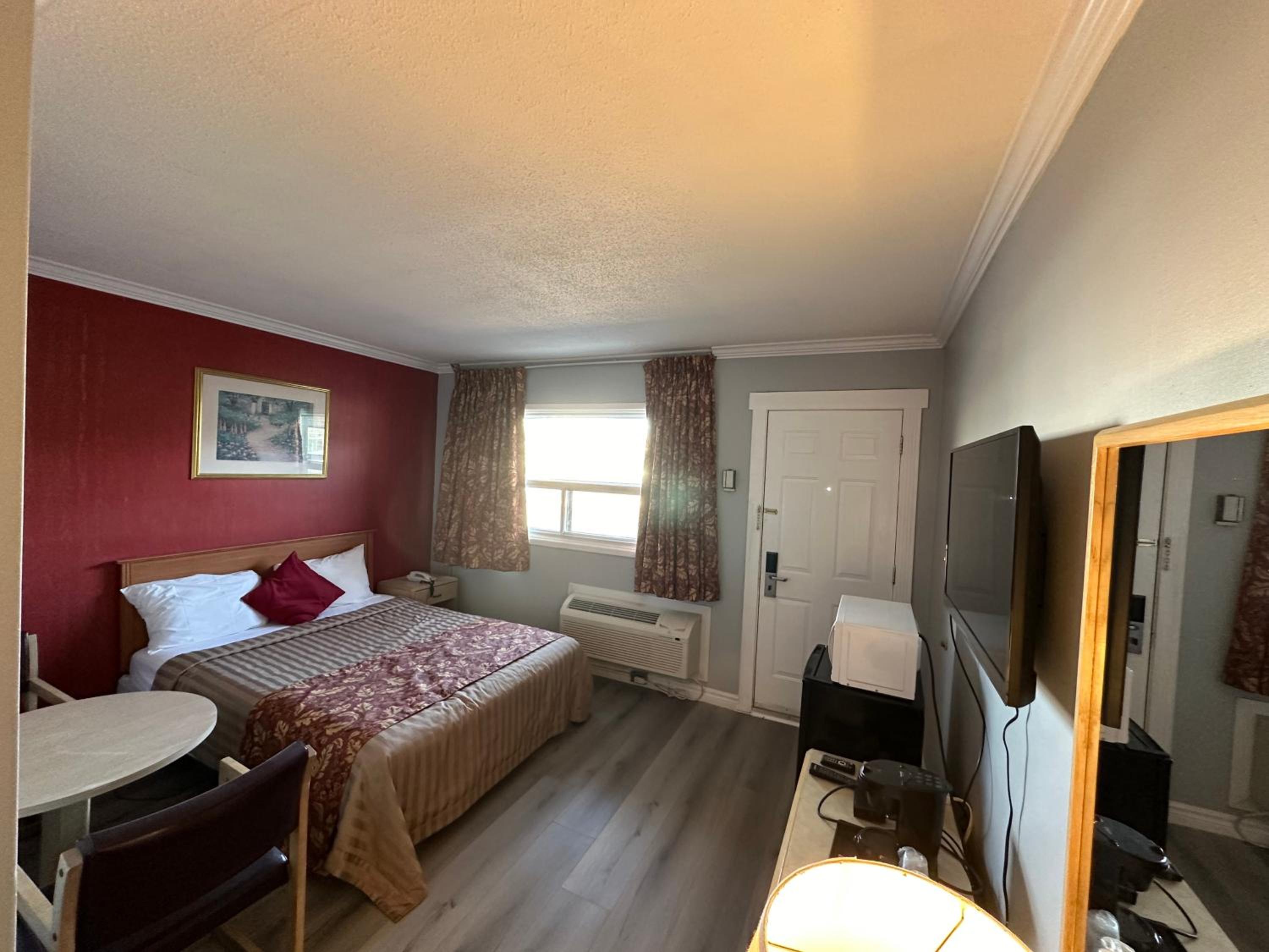 Queen Room photo 1