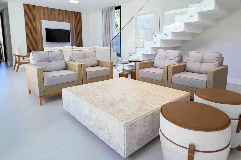 Six-Bedroom House photo 1