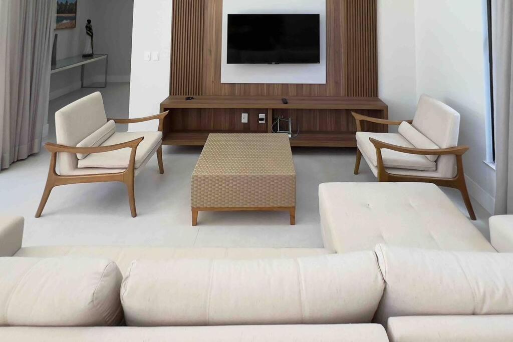 Six-Bedroom House photo 3