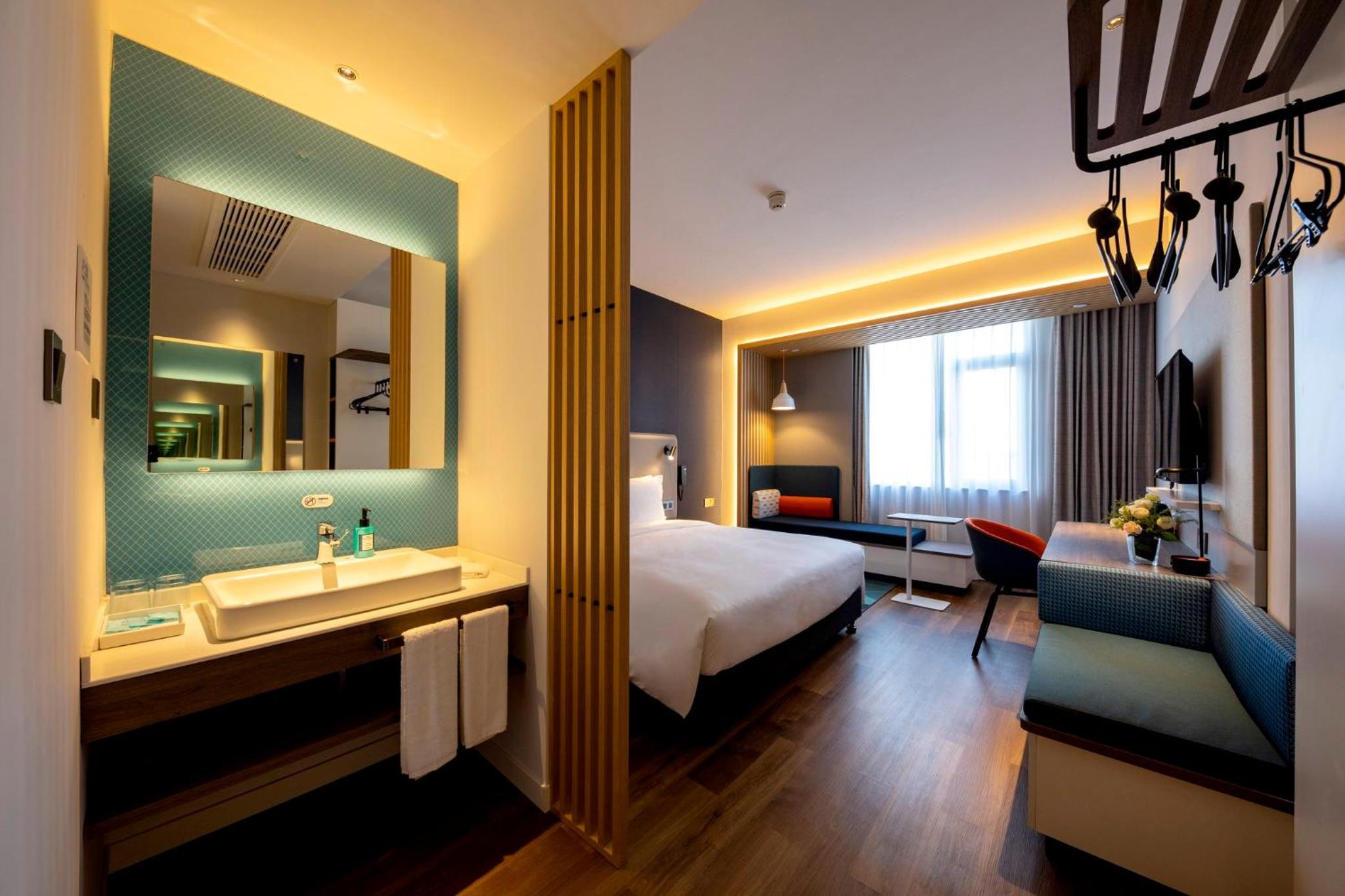 Standard King Room with Extra Floor Space thumbnail 6