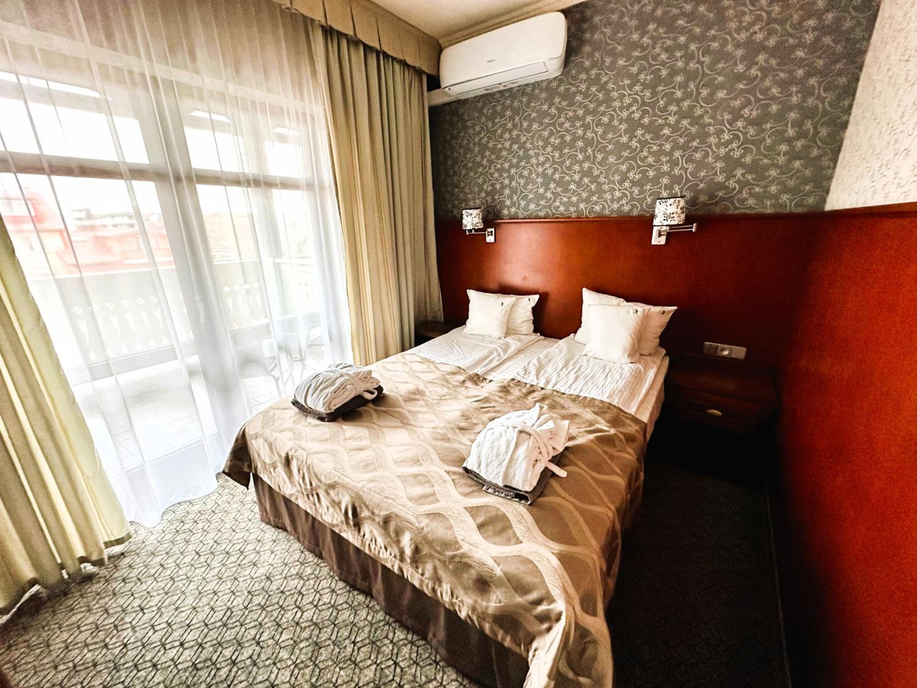 Family Suite with Balcony - Photo 3