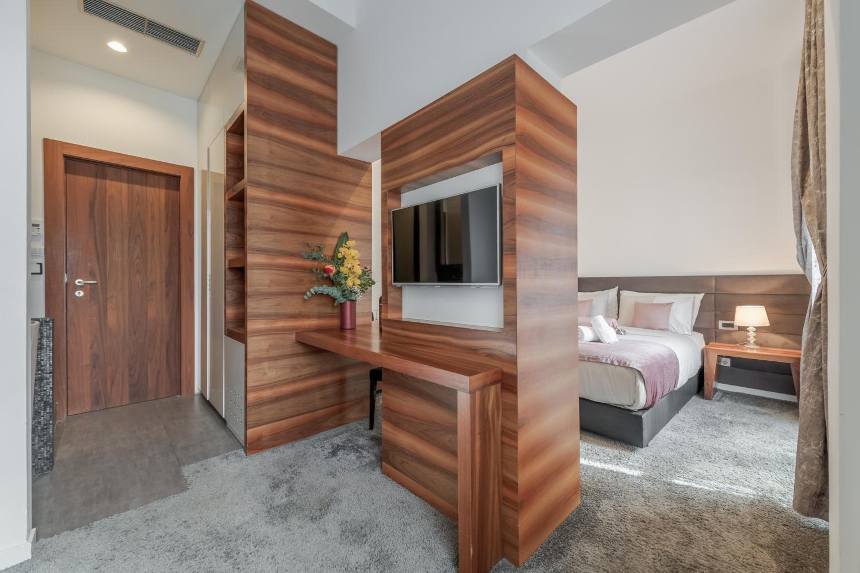 Deluxe Suite with Balcony
