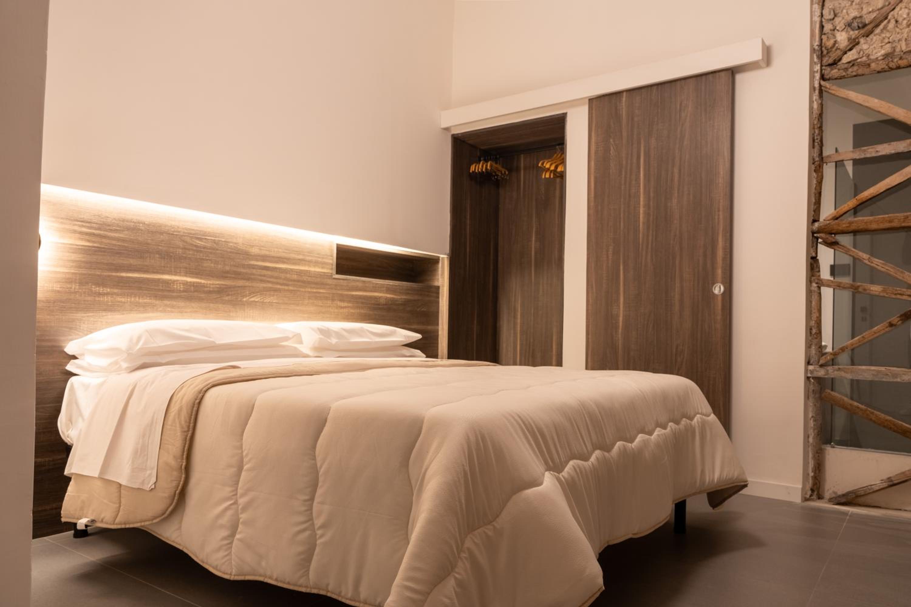 Standard Double Room - Photo 8