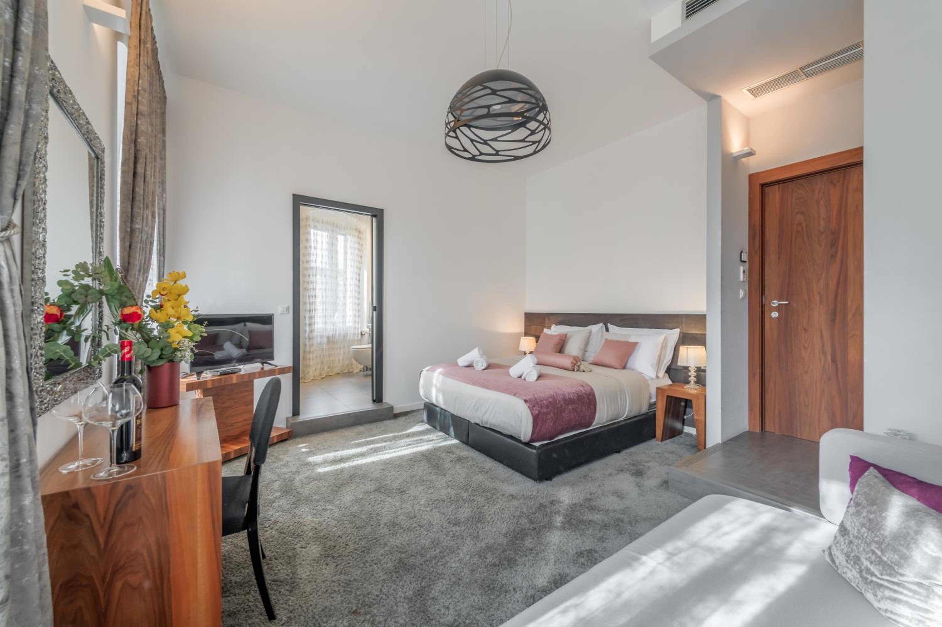 Deluxe Suite with Park View - Photo 2