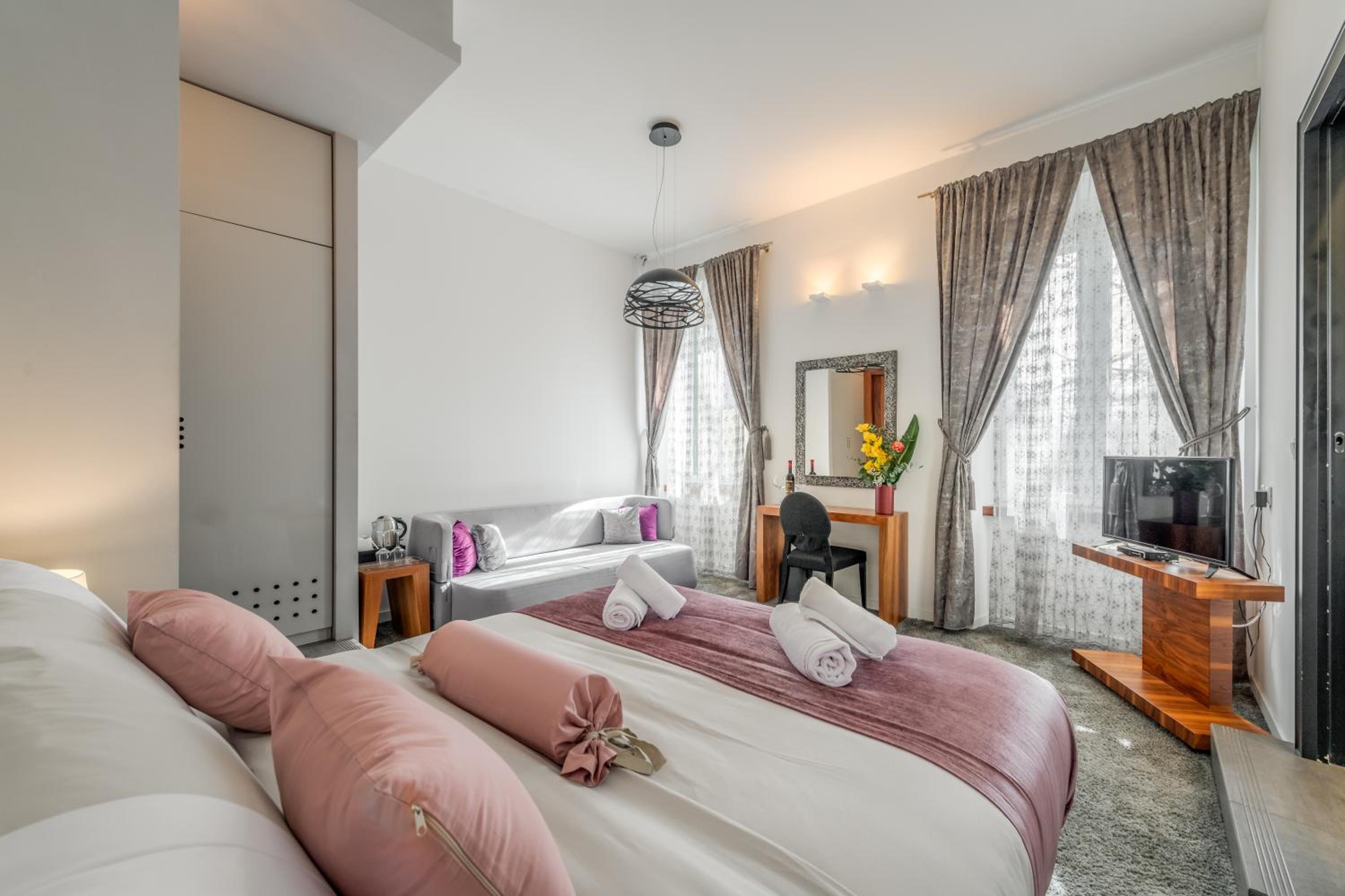 Deluxe Suite with Park View - Photo 1