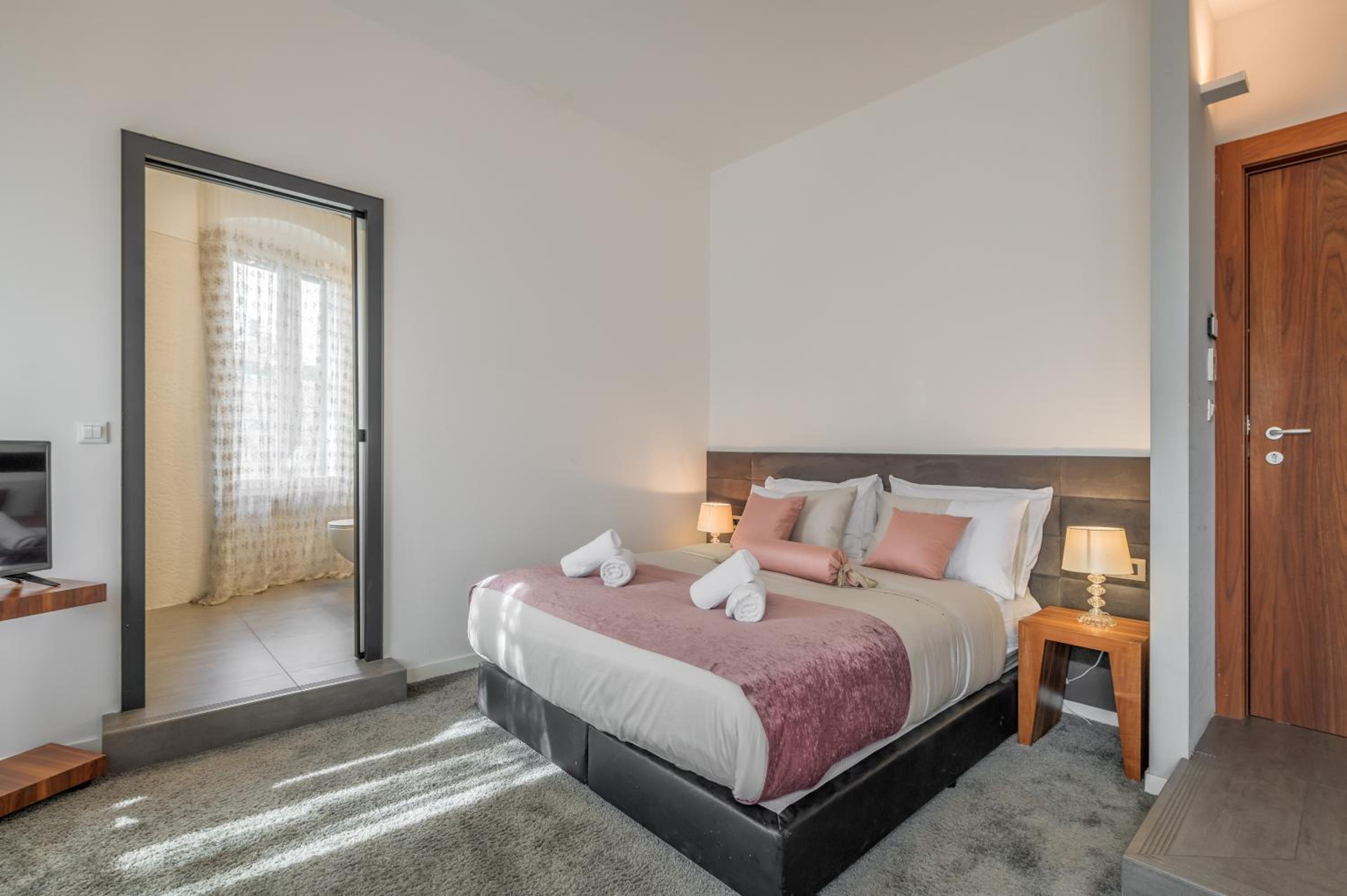 Deluxe Suite with Park View - Photo 3
