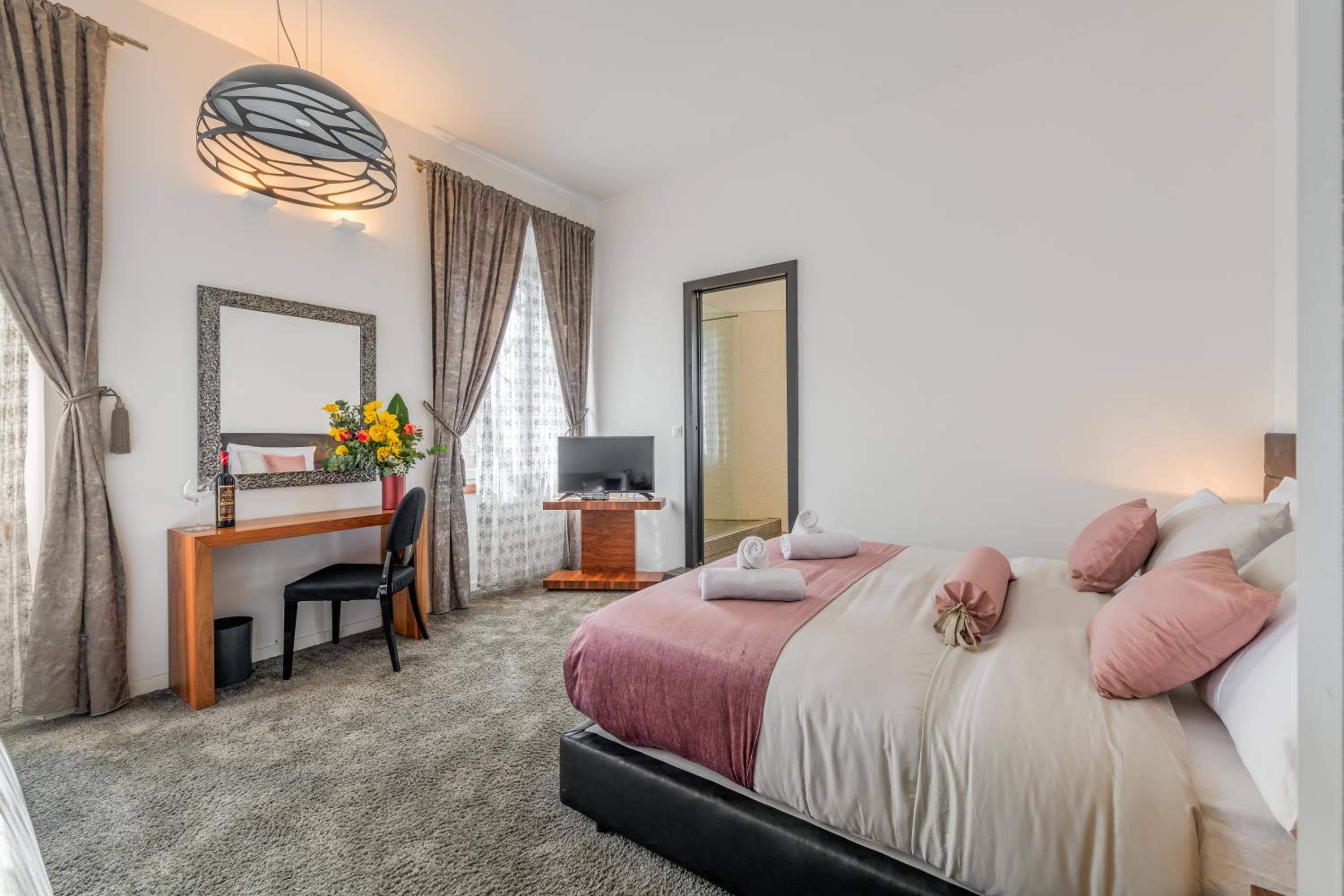 Deluxe Suite with Park View - Photo 4