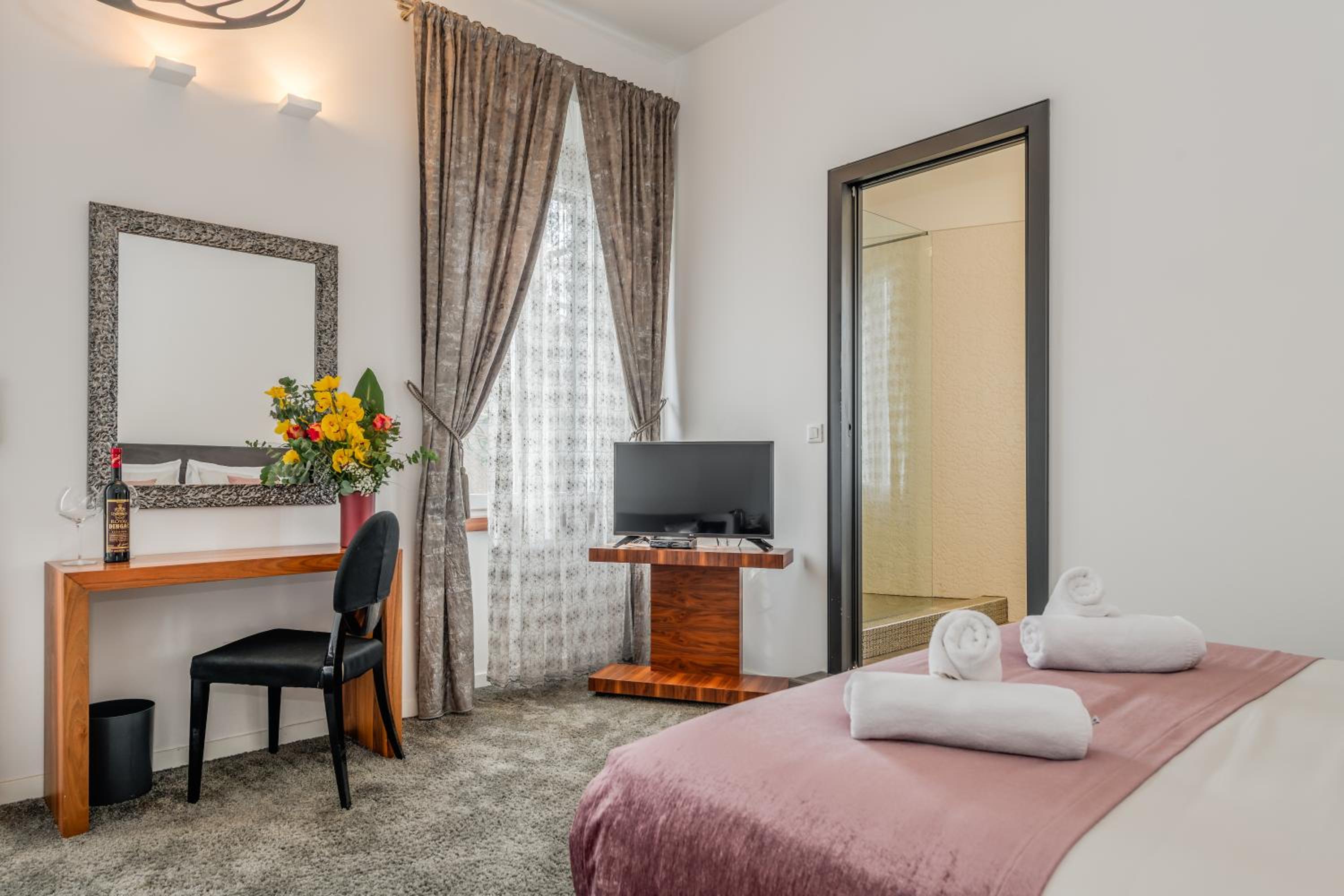 Deluxe Suite with Park View - Photo 6