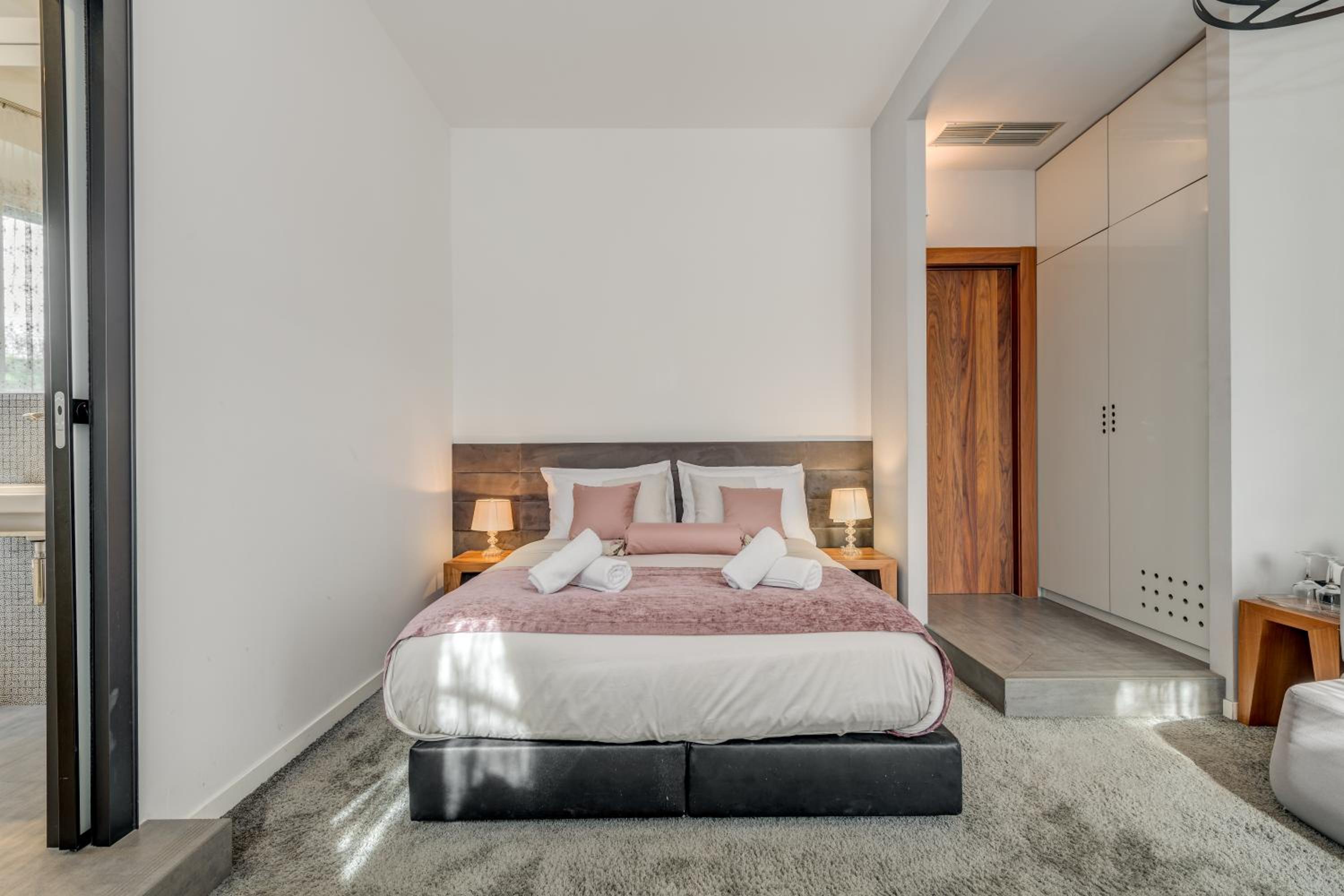 Deluxe Suite with Park View - Photo 5