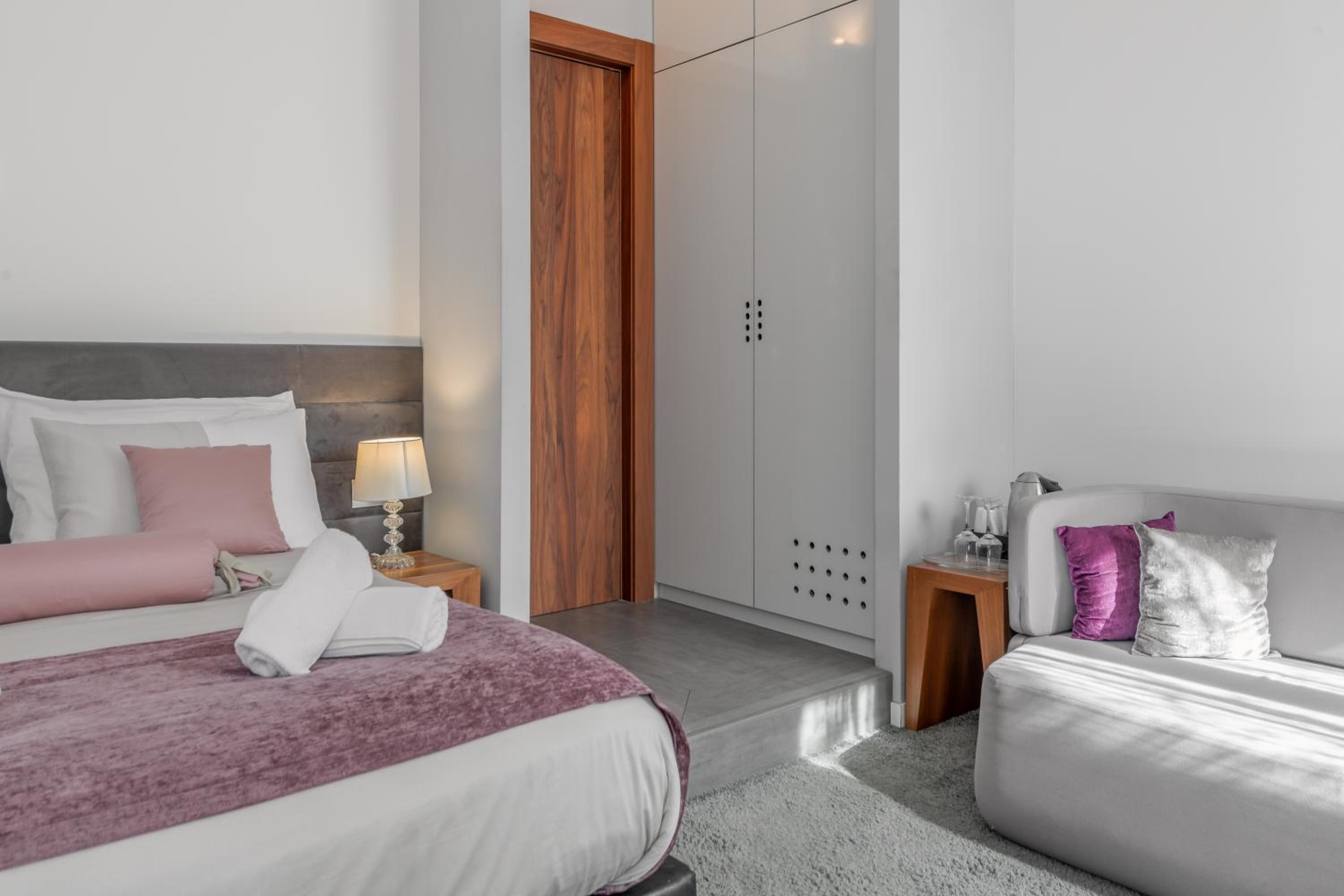 Deluxe Suite with Park View - Photo 8