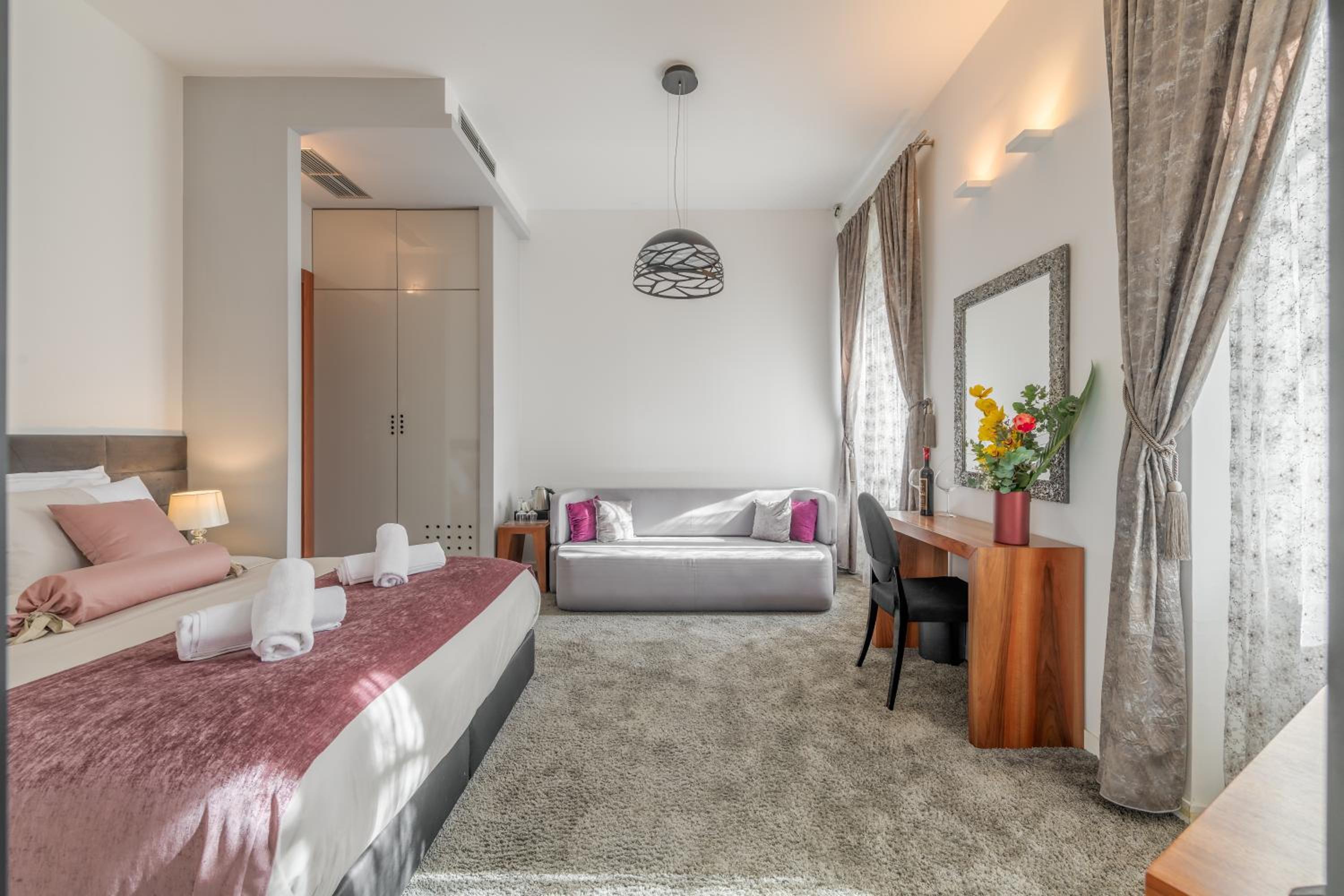 Deluxe Suite with Park View - Photo 7
