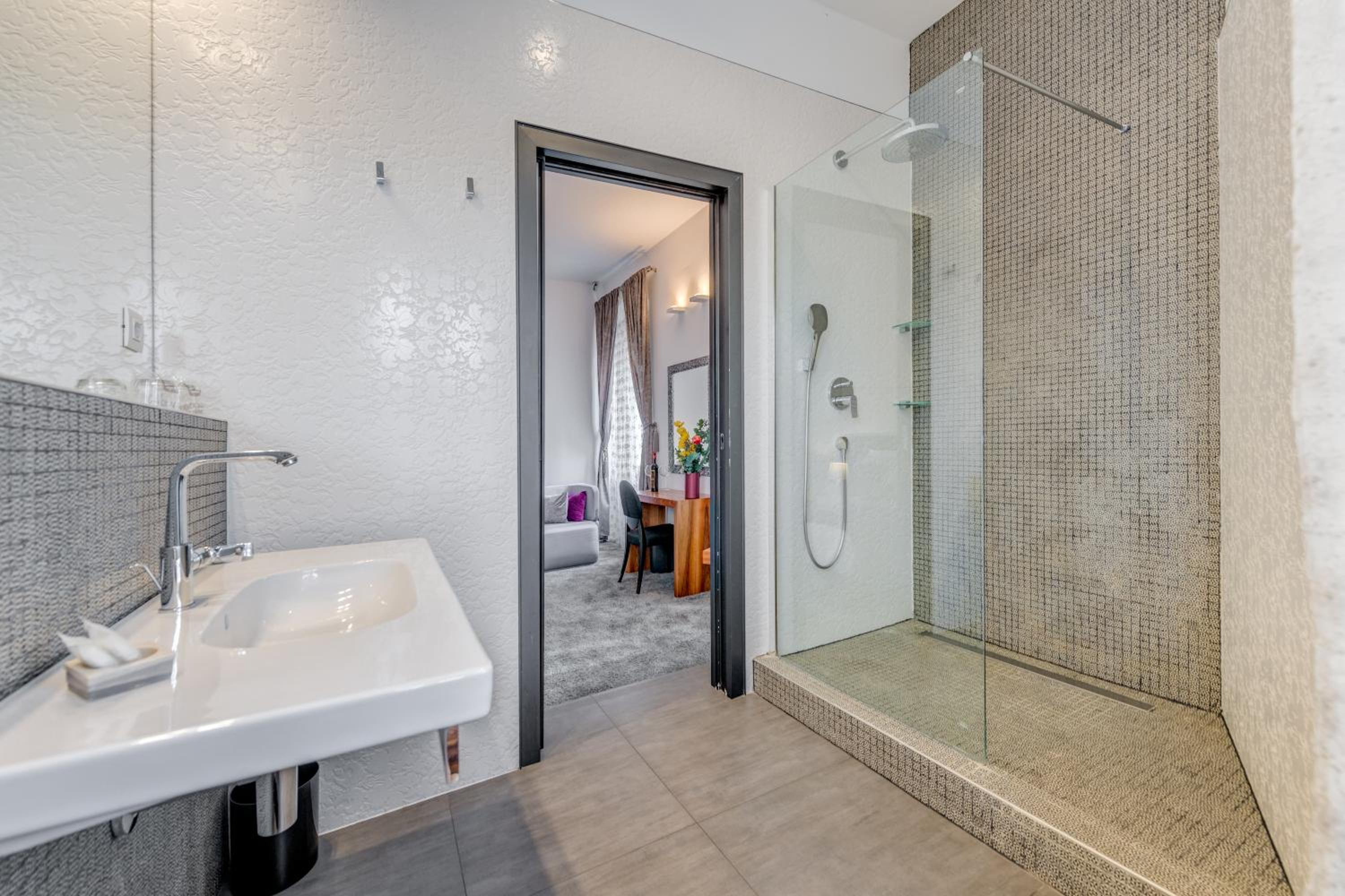 Deluxe Suite with Park View - Photo 10